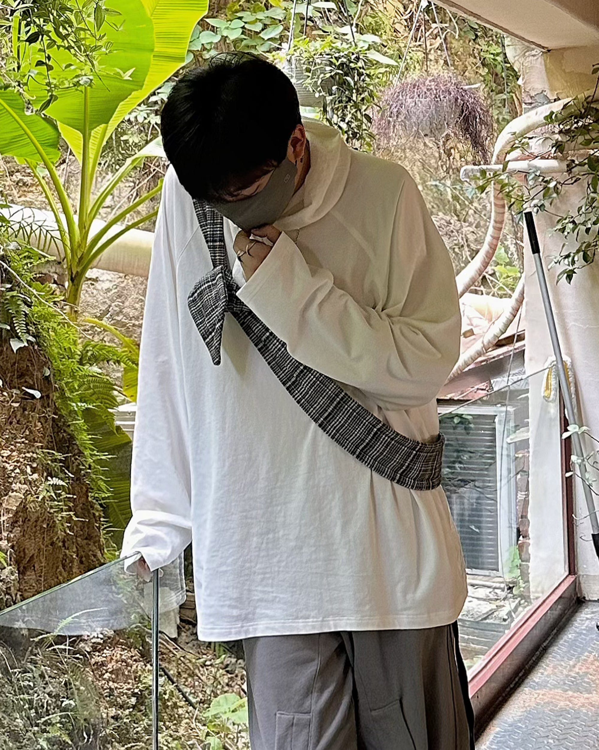 카멜 보우넥 스웨트셔츠