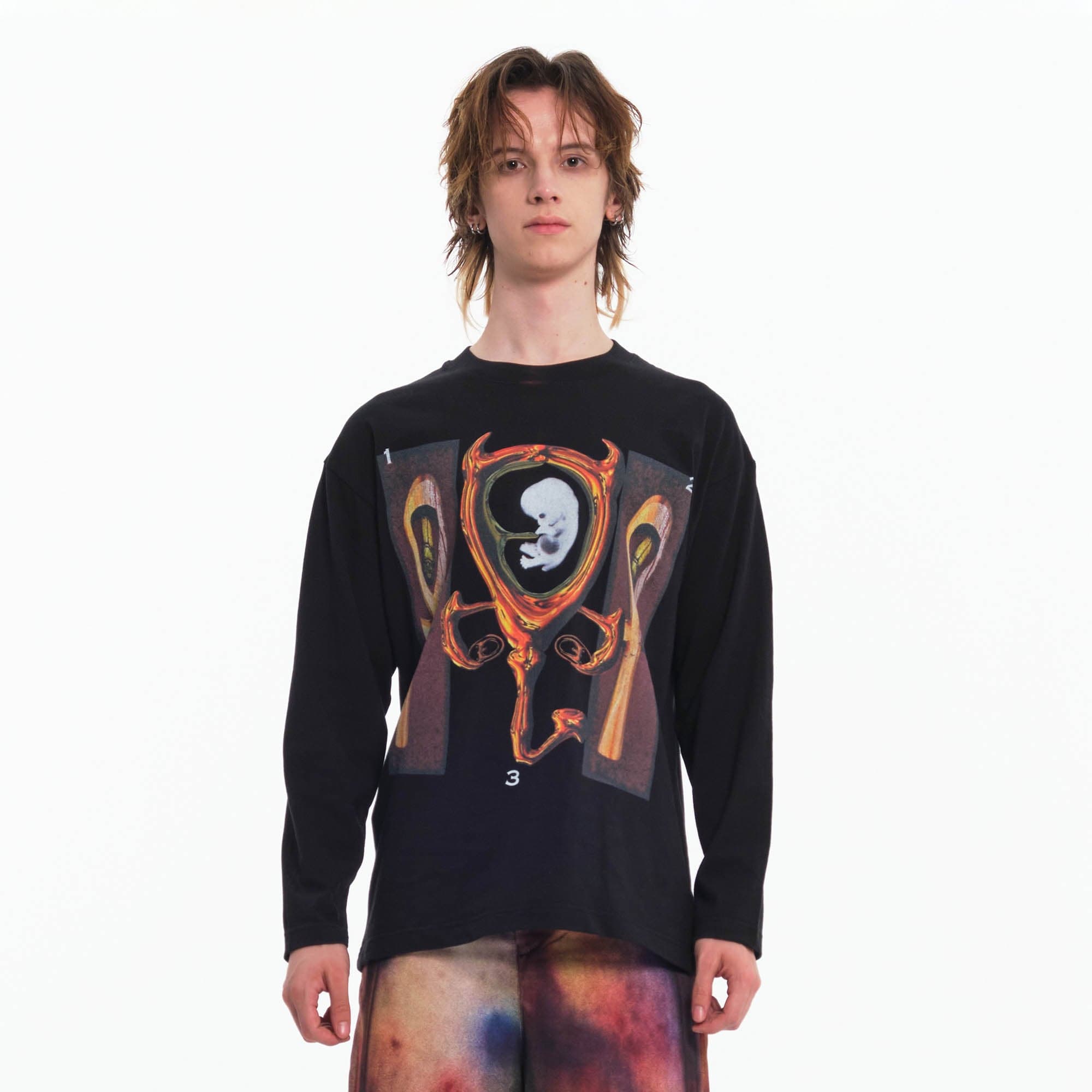 シュールレアリスムの胚グラフィック入り黒長袖Tシャツ