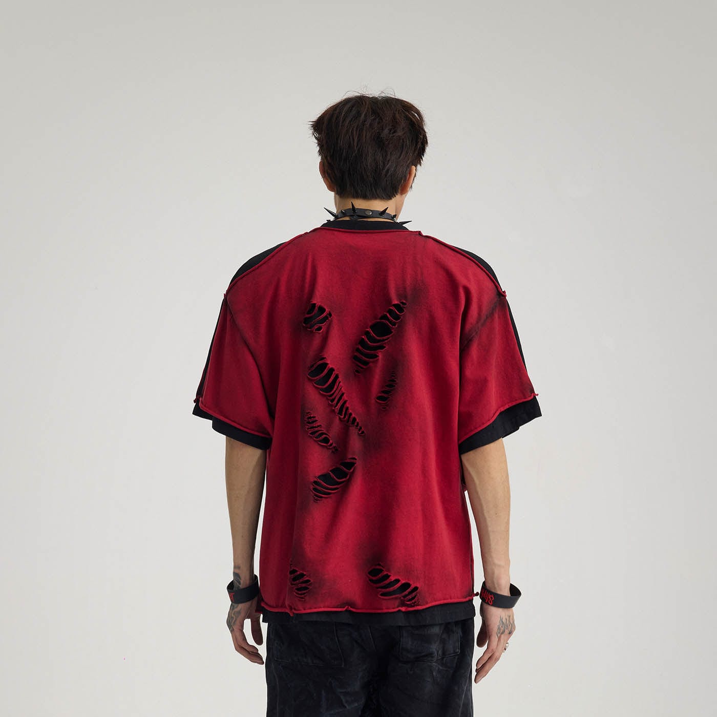 두 겹 찢어진 빨간색 티셔츠