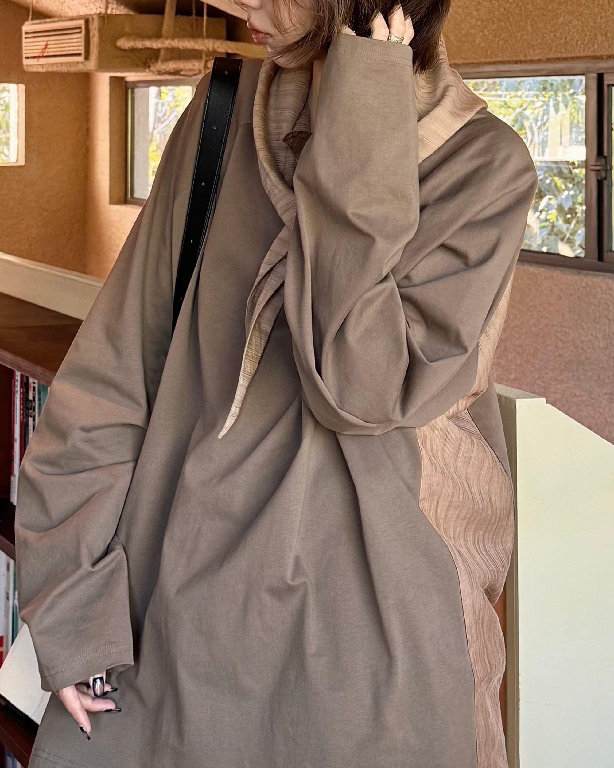 카멜 보우넥 스웨트셔츠