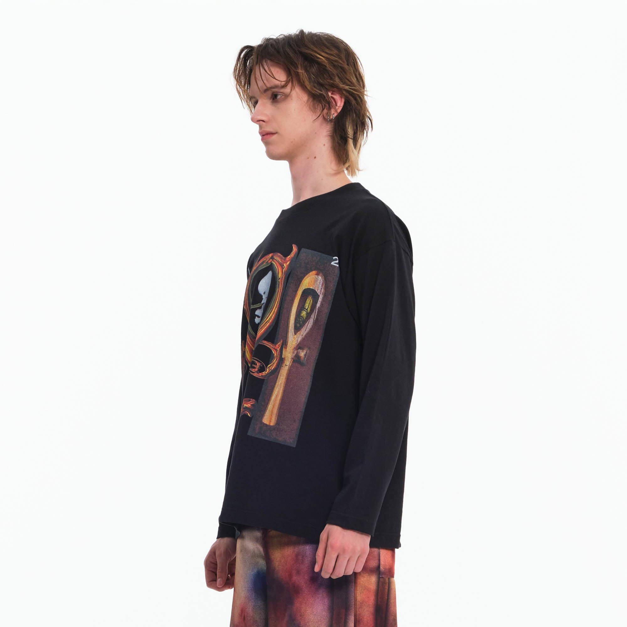 シュールレアリスムの胚グラフィック入り黒長袖Tシャツ