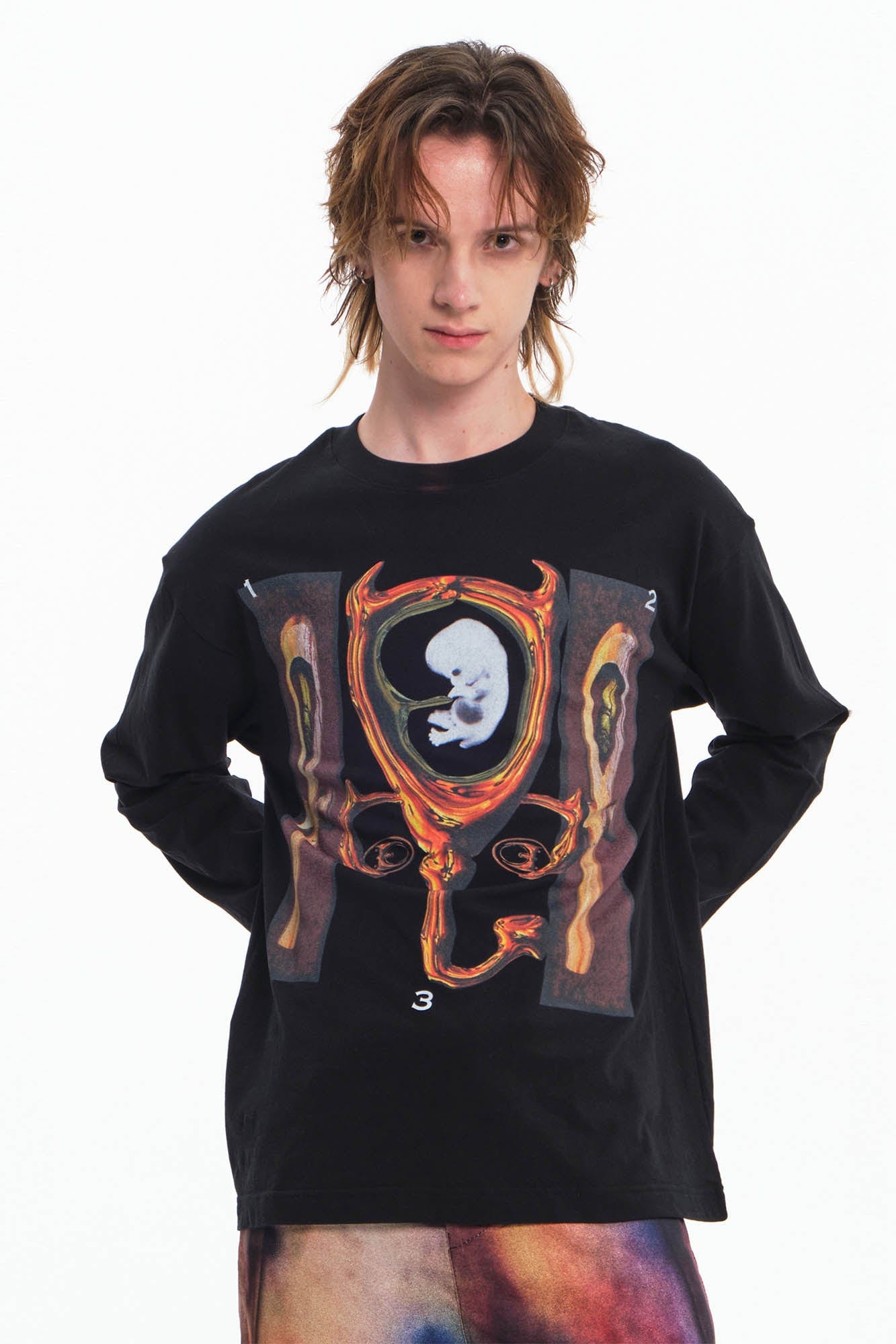 シュールレアリスムの胚グラフィック入り黒長袖Tシャツ