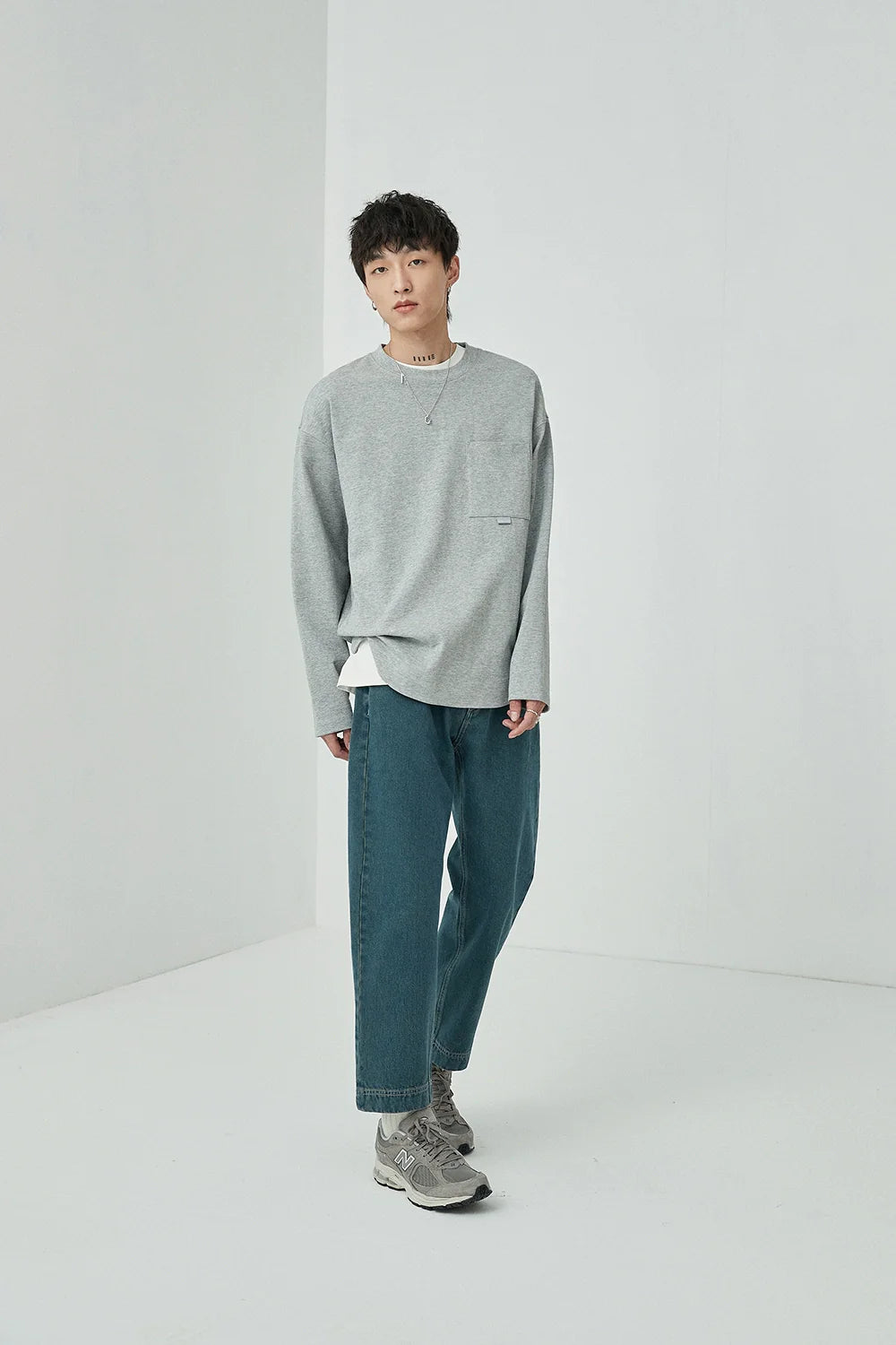Loop-Pocket Round Neck Long Sleeve