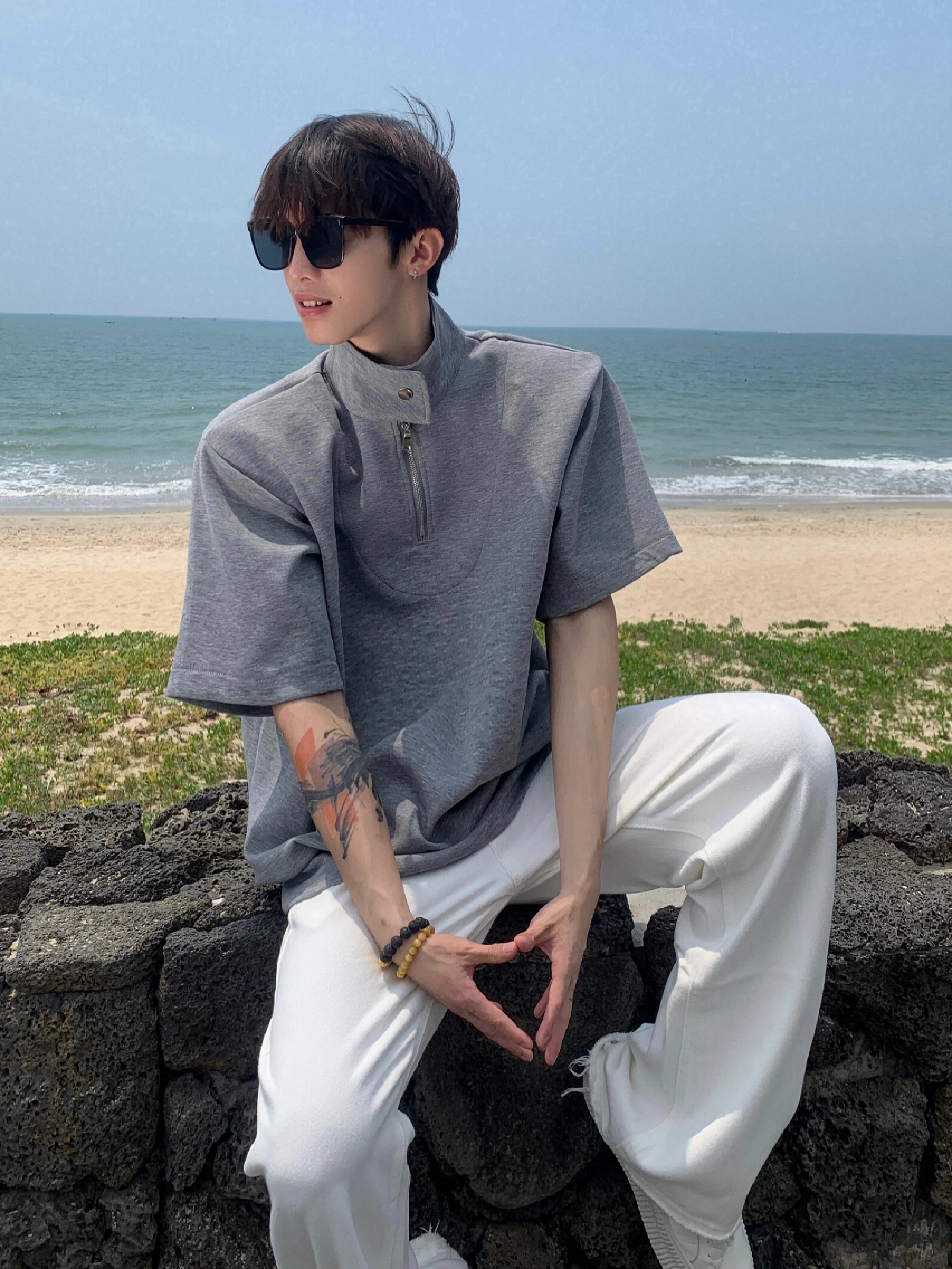 회색 하프 집업 스탠드 카라 셔츠