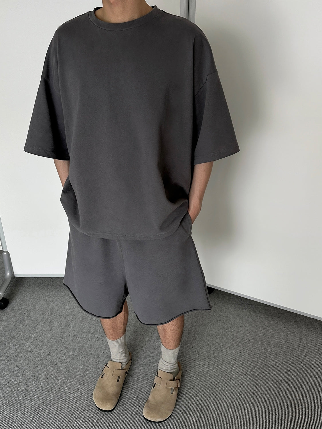オーバーサイズリラックスTシャツとショートパンツのセットアップ