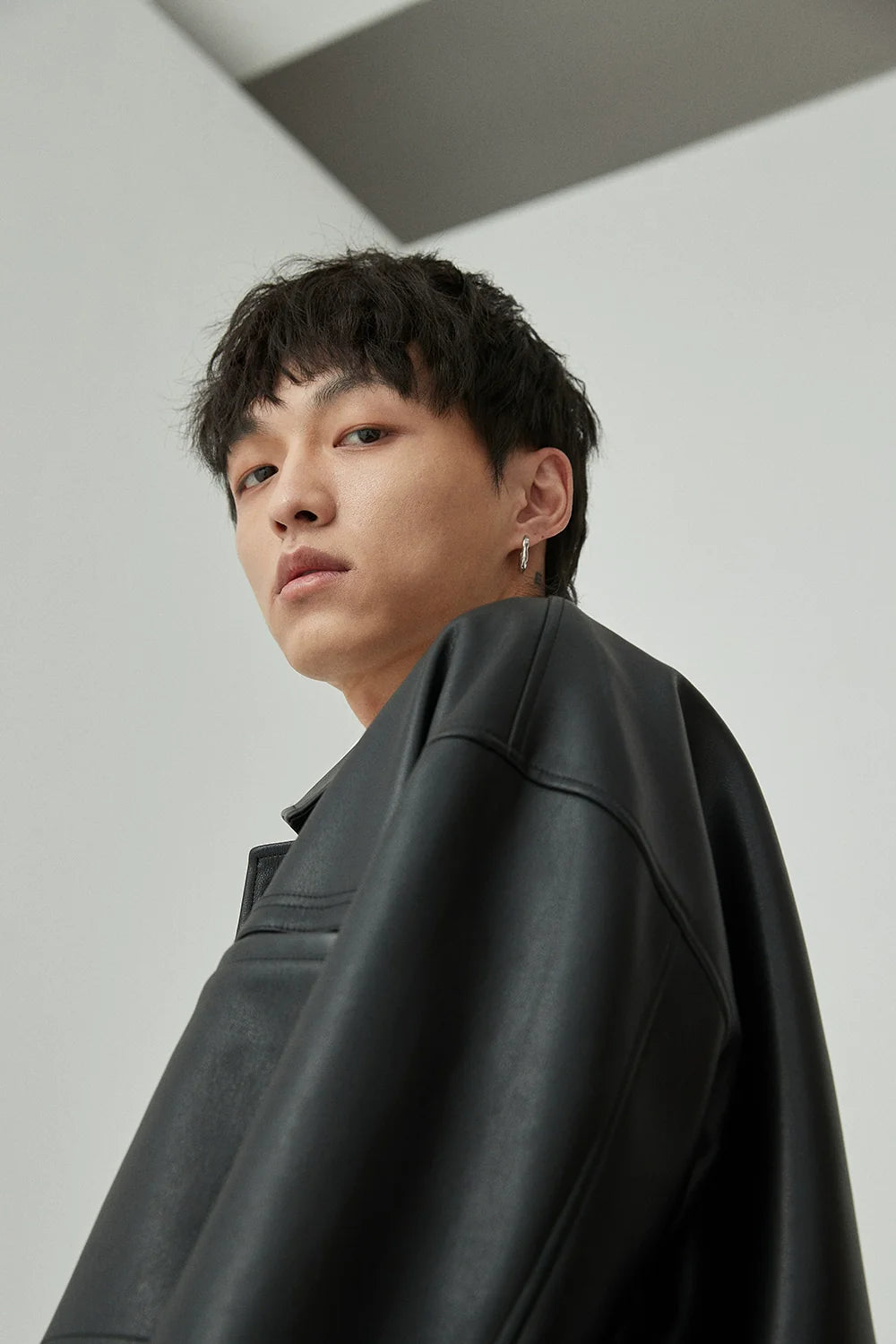 스퀘어 넥 오버사이즈 크롭 PU 레더 재킷