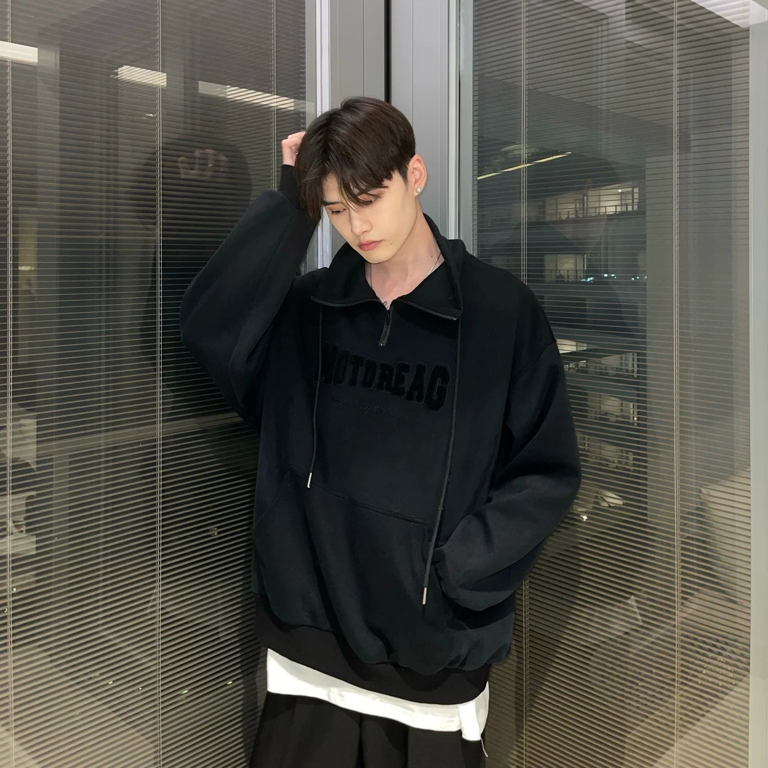 자수 로고 쿼터 집업 모크넥 스웨트셔츠