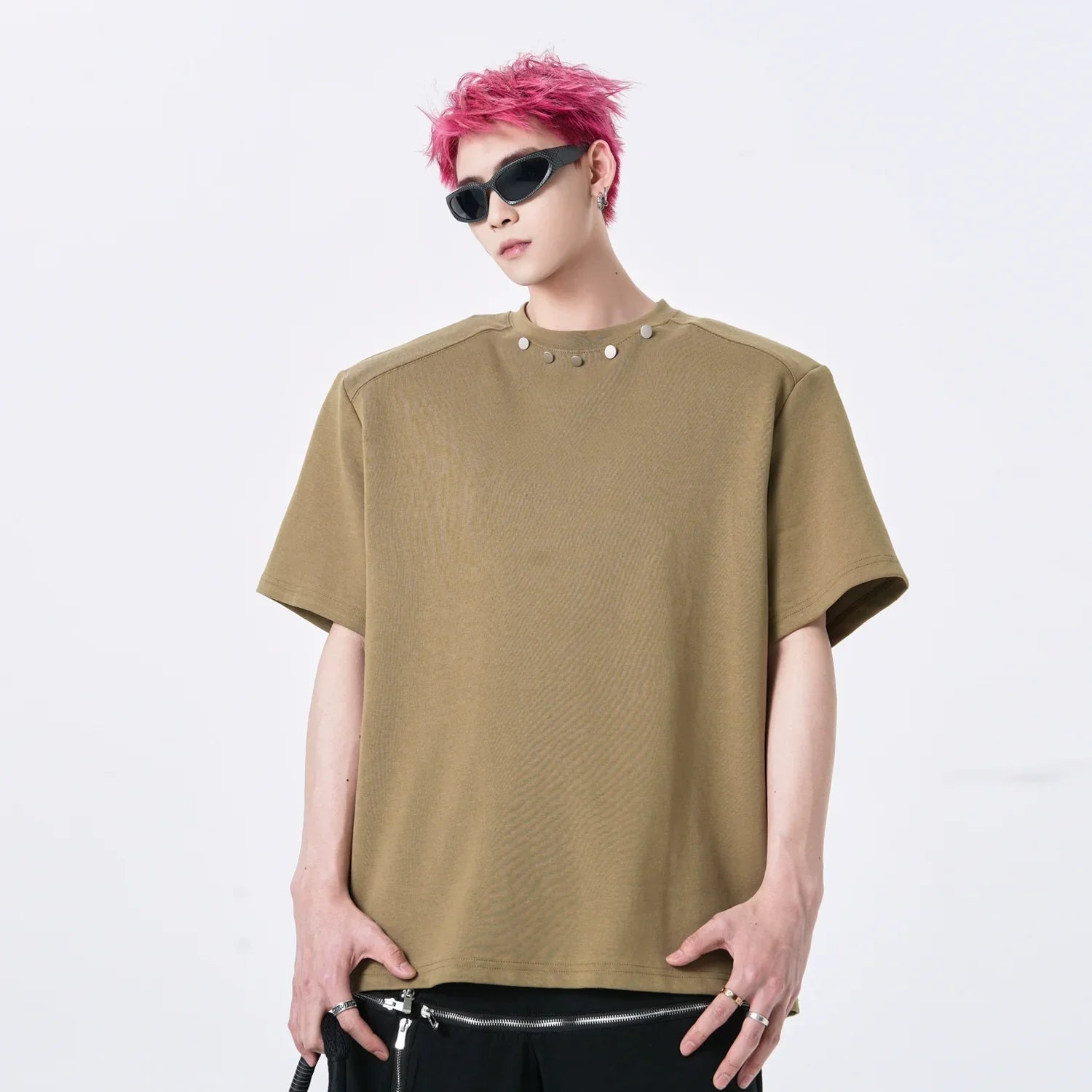 메탈 버튼 넥라인 디테일 오버사이즈 티셔츠
