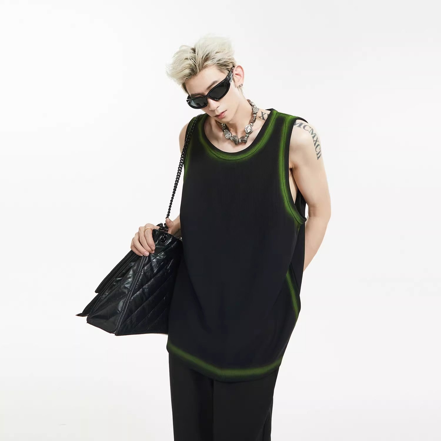 스프레이 페인트 트림 디테일의 탱크 탑