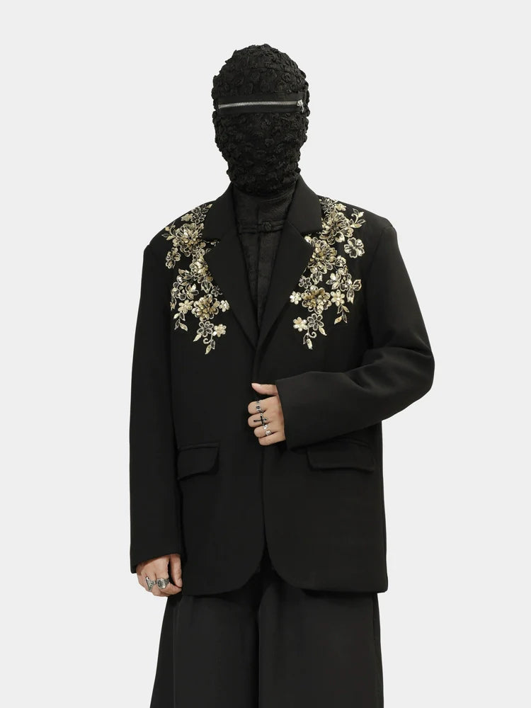 라펠 부분에 골드 꽃무늬 자수가 놓인 블랙 블레이저