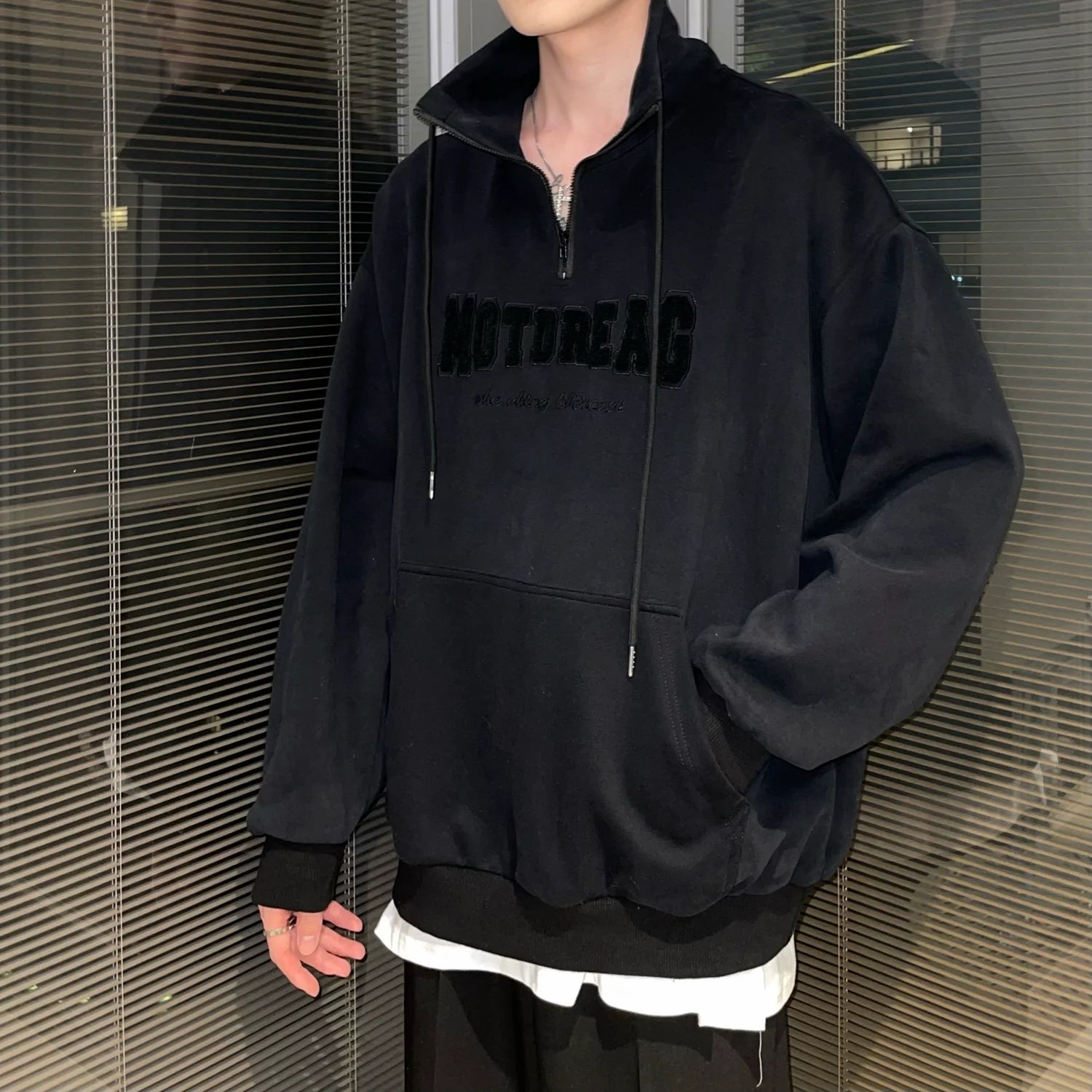 자수 로고 쿼터 집업 모크넥 스웨트셔츠