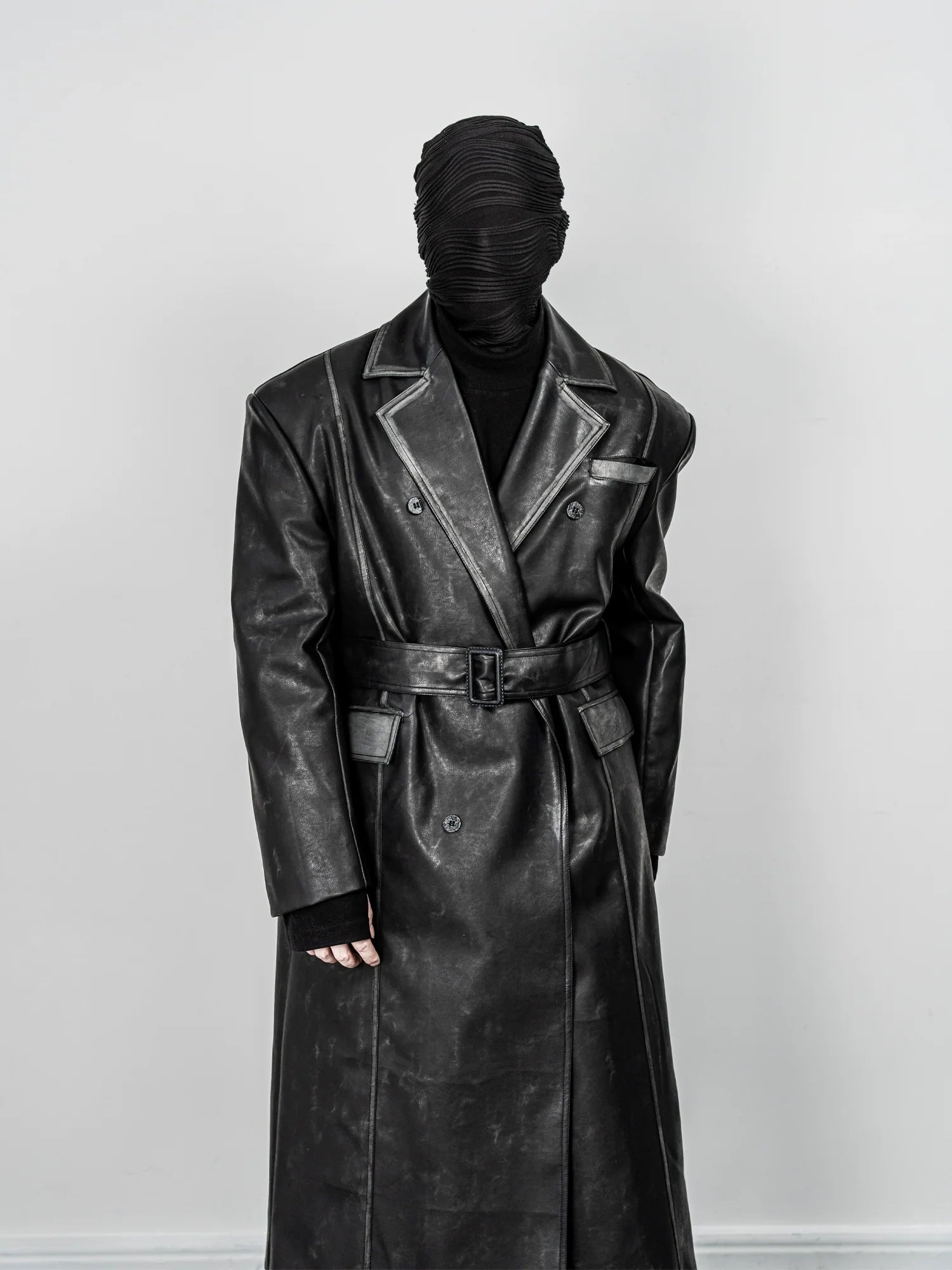 긴 벨티드 블랙 인조 가죽 트렌치