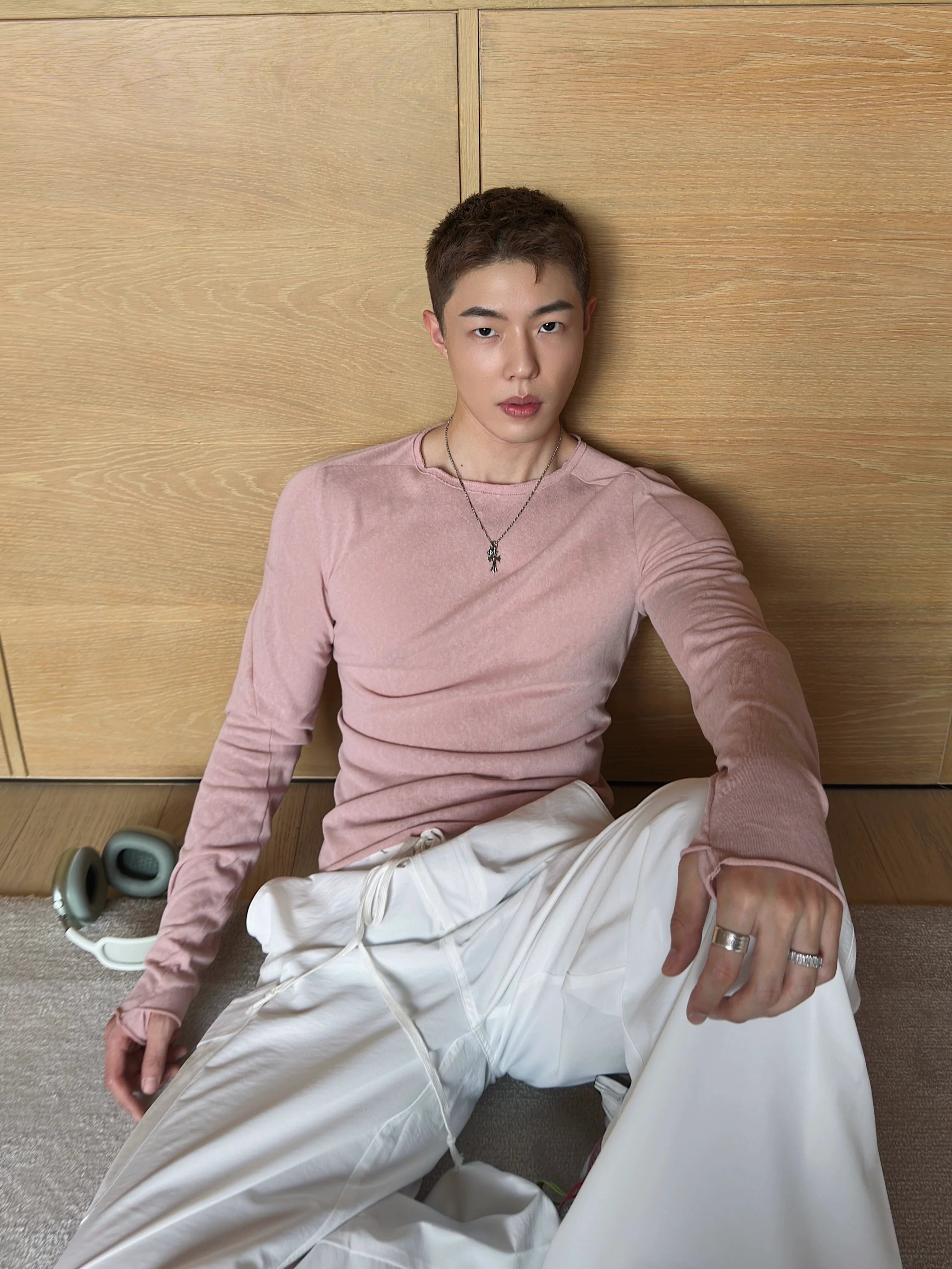 핑크색 긴팔 면 크루넥 셔츠