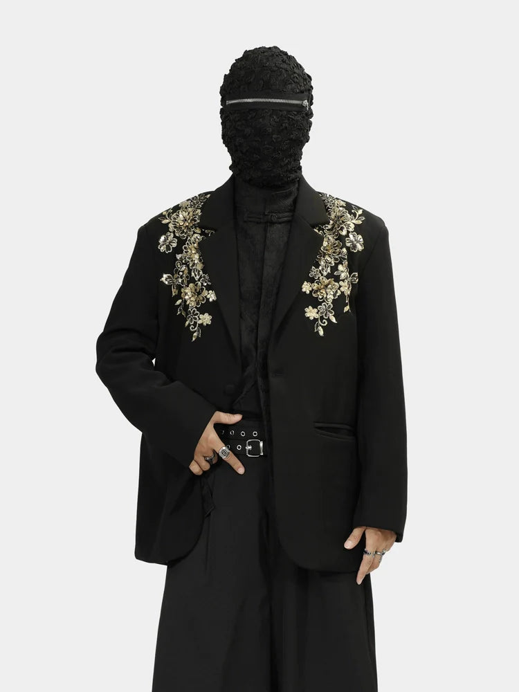 라펠 부분에 골드 꽃무늬 자수가 놓인 블랙 블레이저