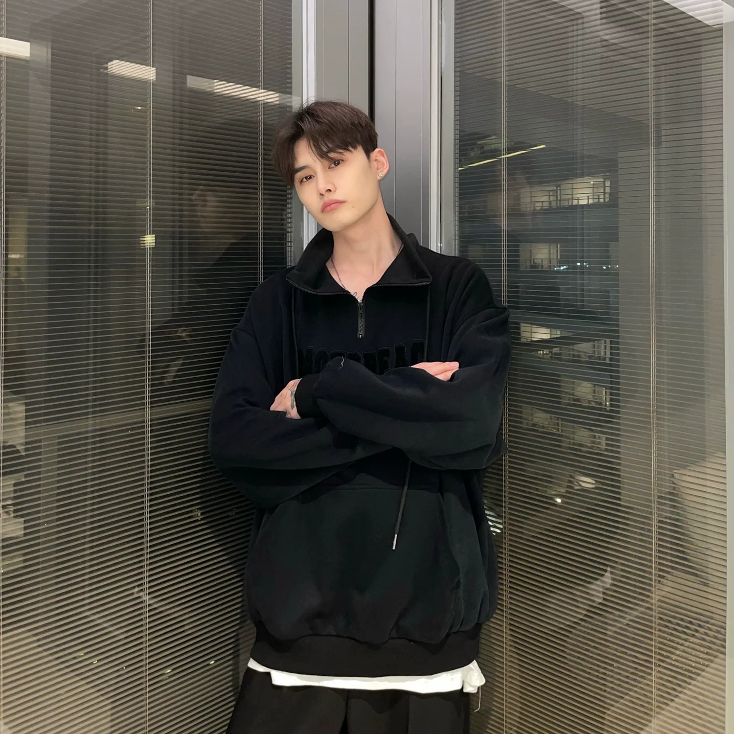 자수 로고 쿼터 집업 모크넥 스웨트셔츠