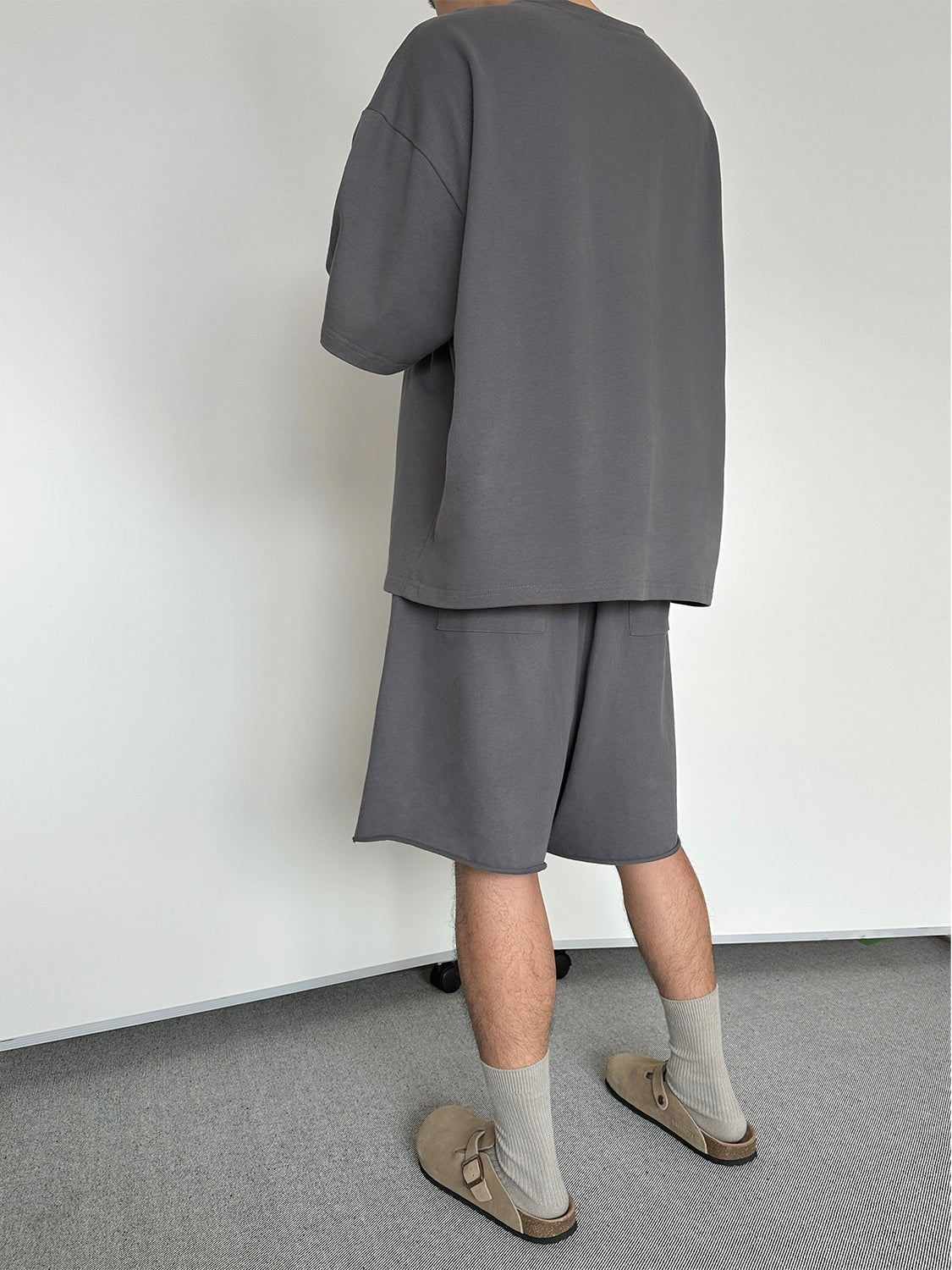 オーバーサイズリラックスTシャツとショートパンツのセットアップ