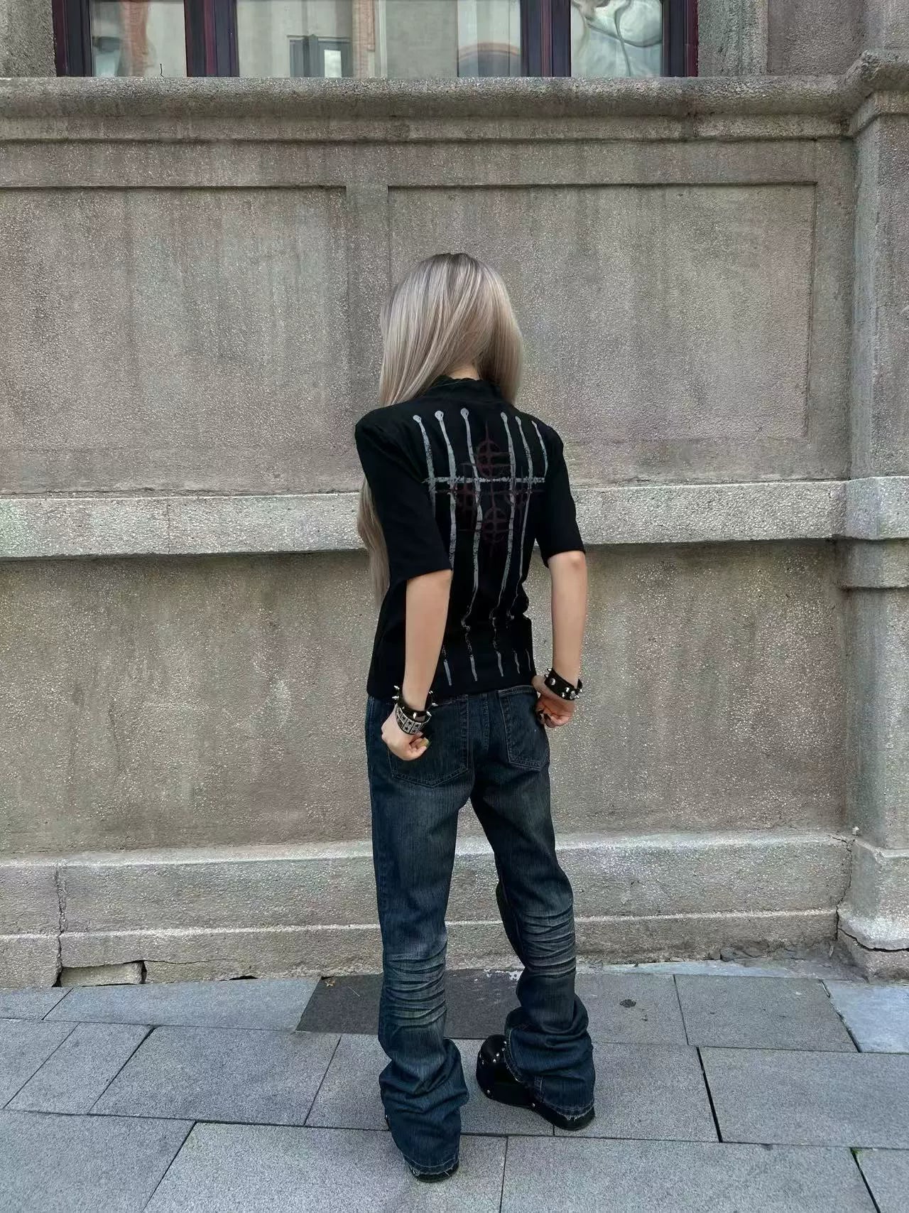 크림슨 문장 스파이어 목폴라 티셔츠
