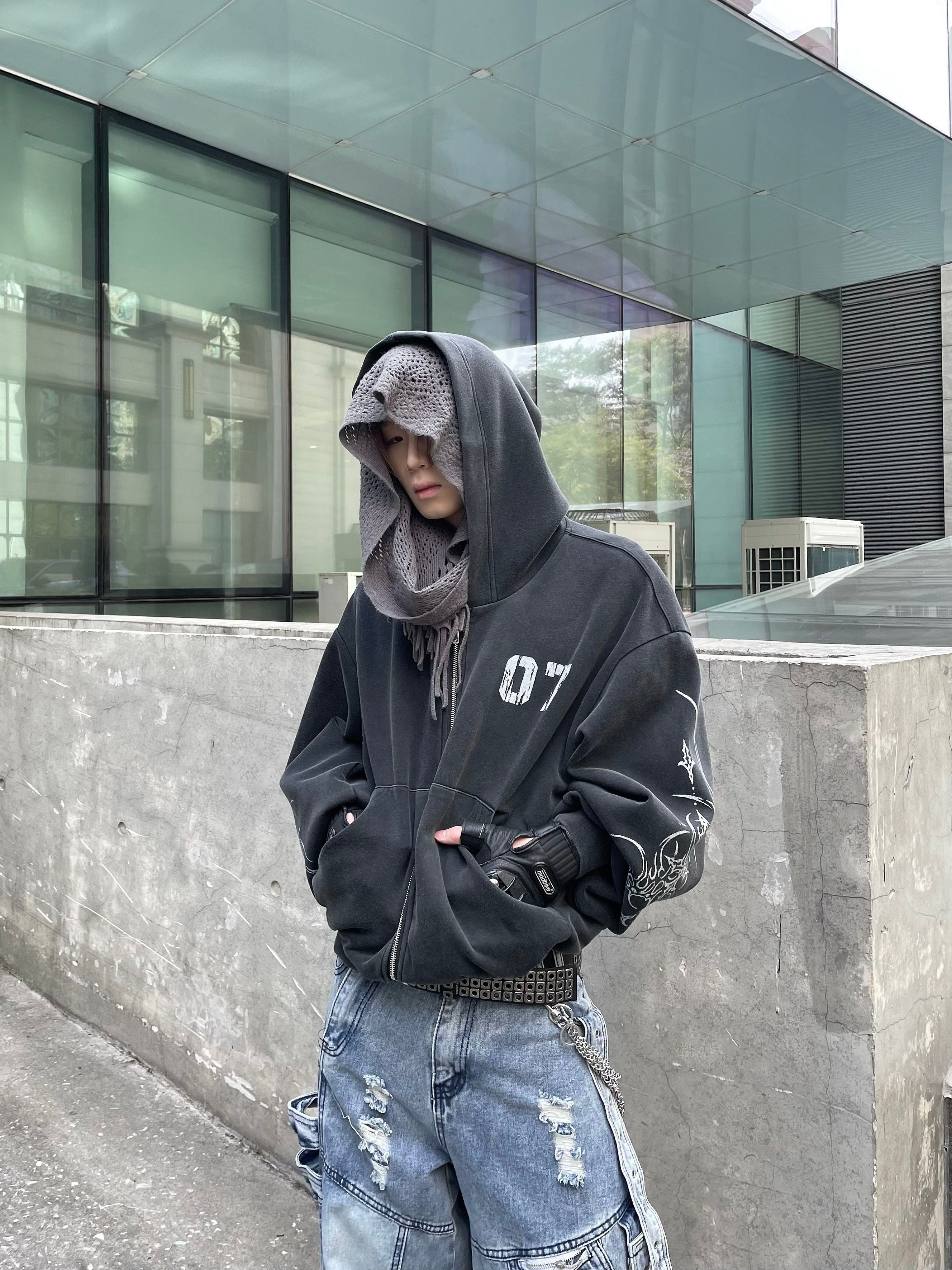 차콜 "07" 그래픽 집업 후드티