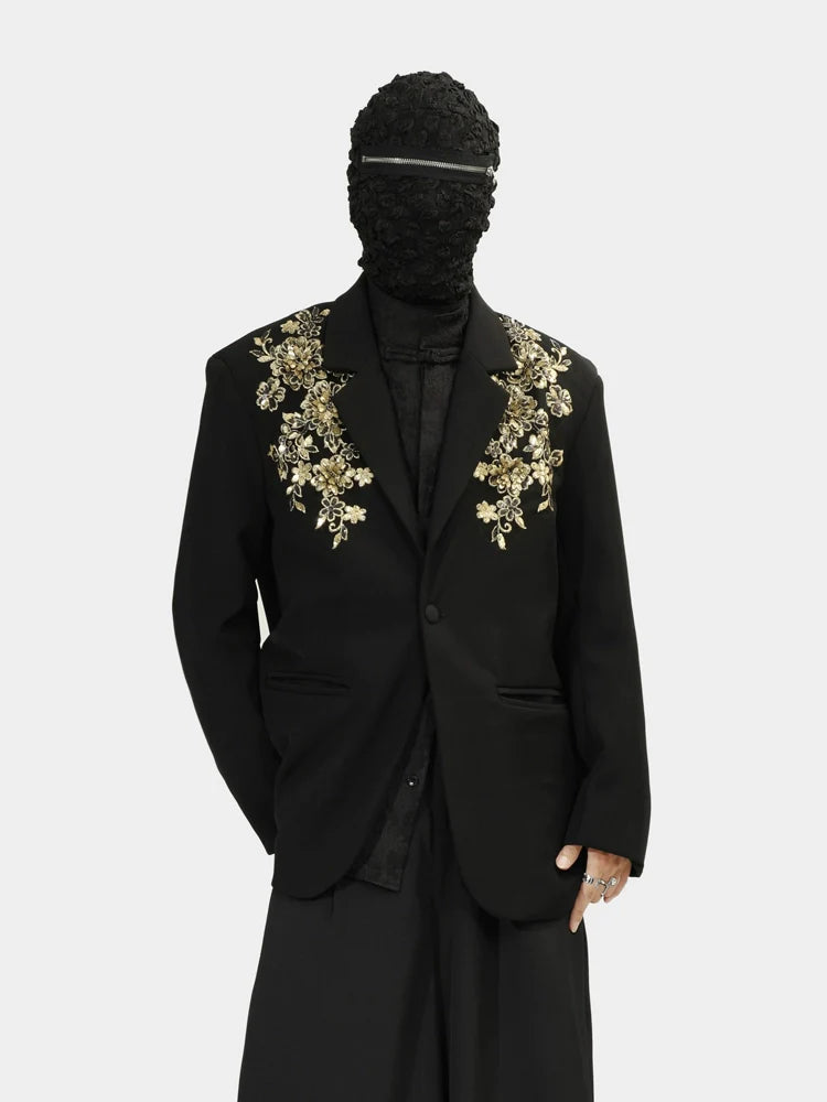 라펠 부분에 골드 꽃무늬 자수가 놓인 블랙 블레이저