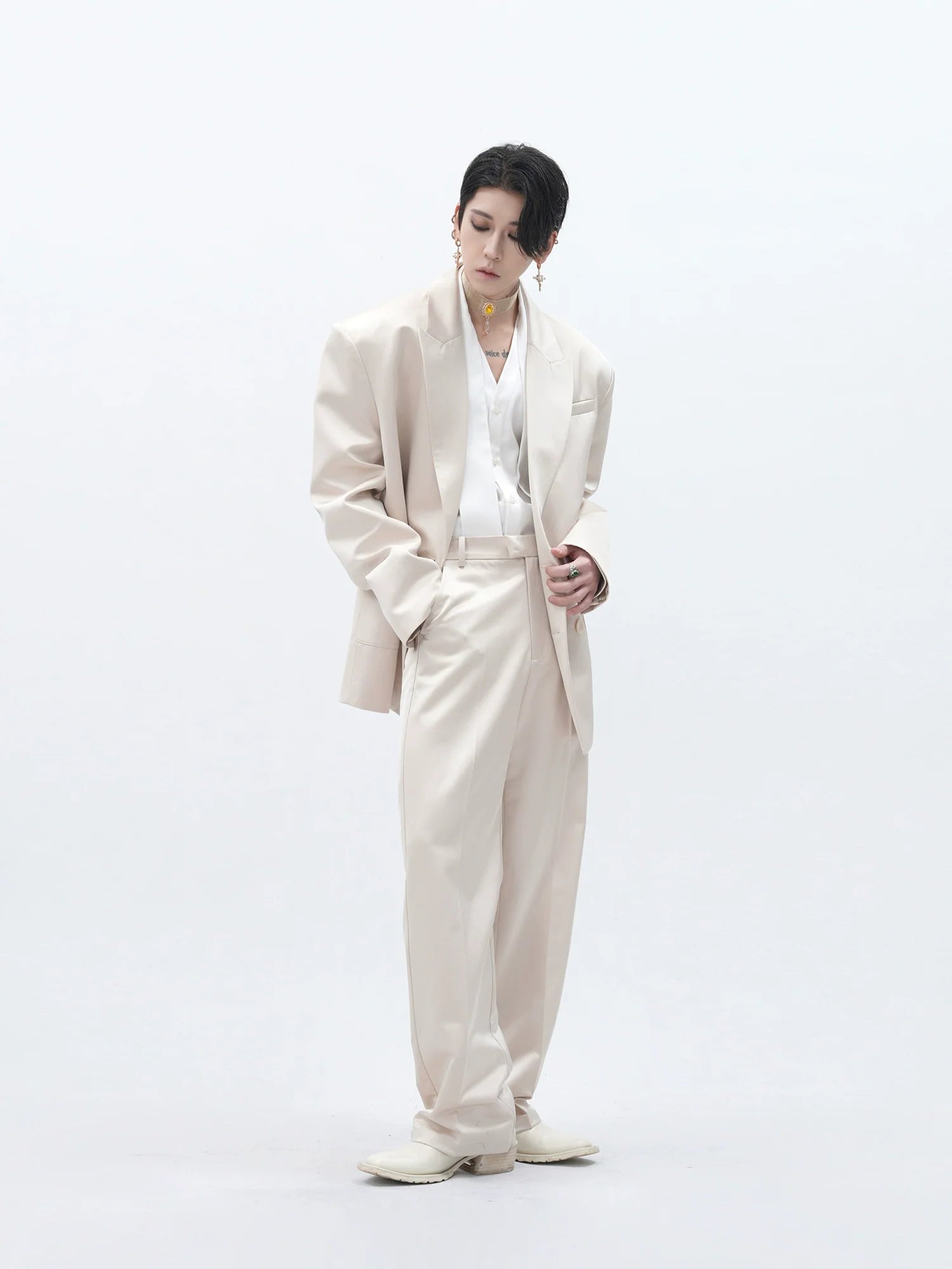 크림색 더블 브레스트 오버사이즈 블레이저