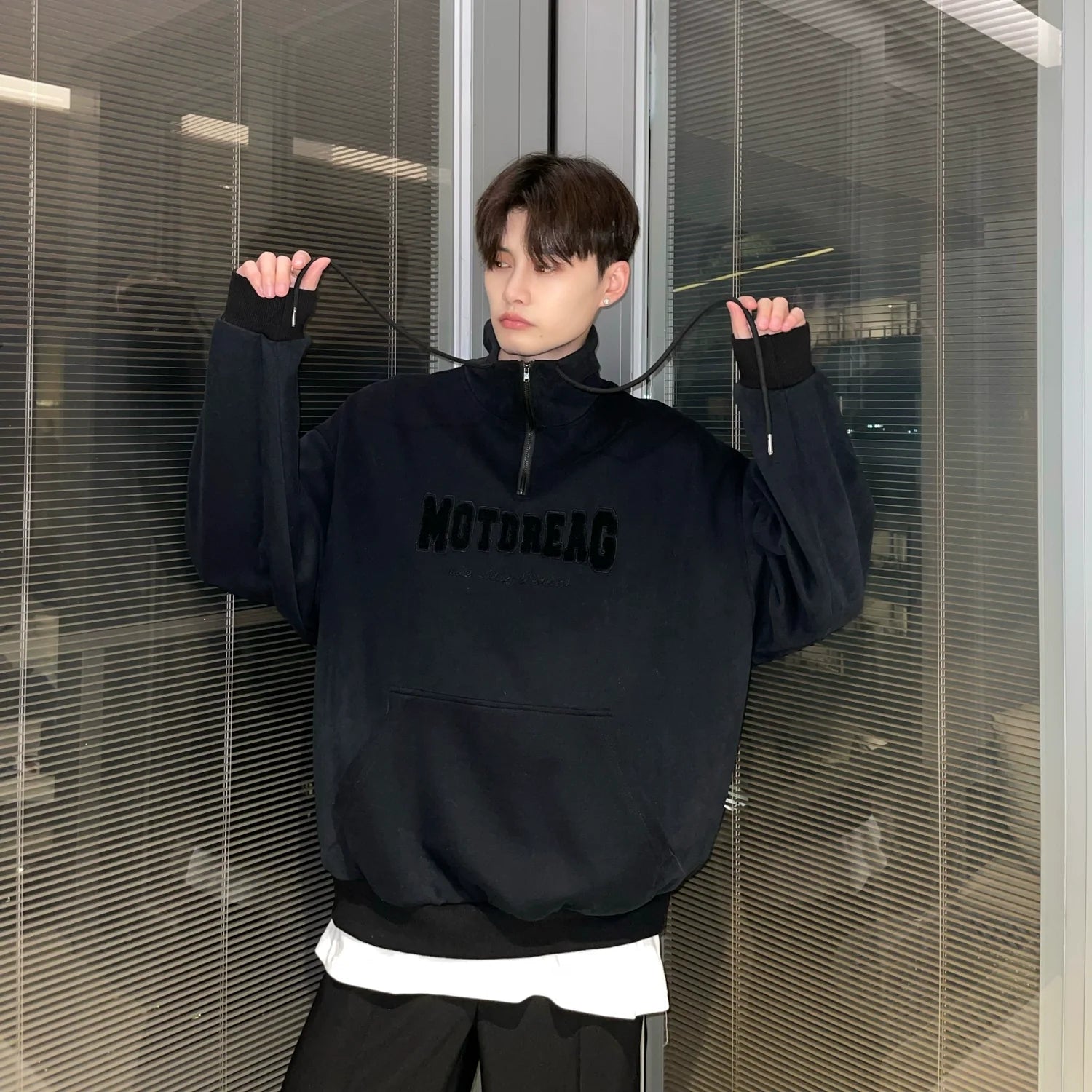 자수 로고 쿼터 집업 모크넥 스웨트셔츠