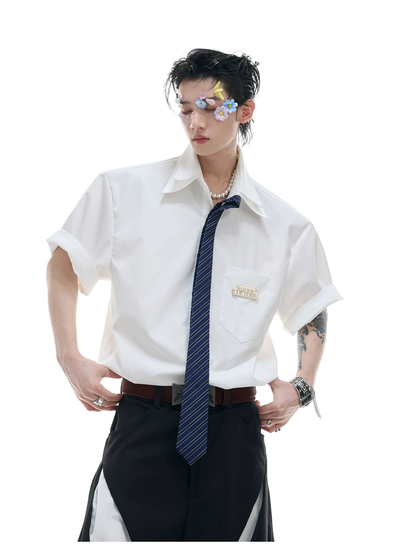 화이트 반소매 셔츠와 넥타이