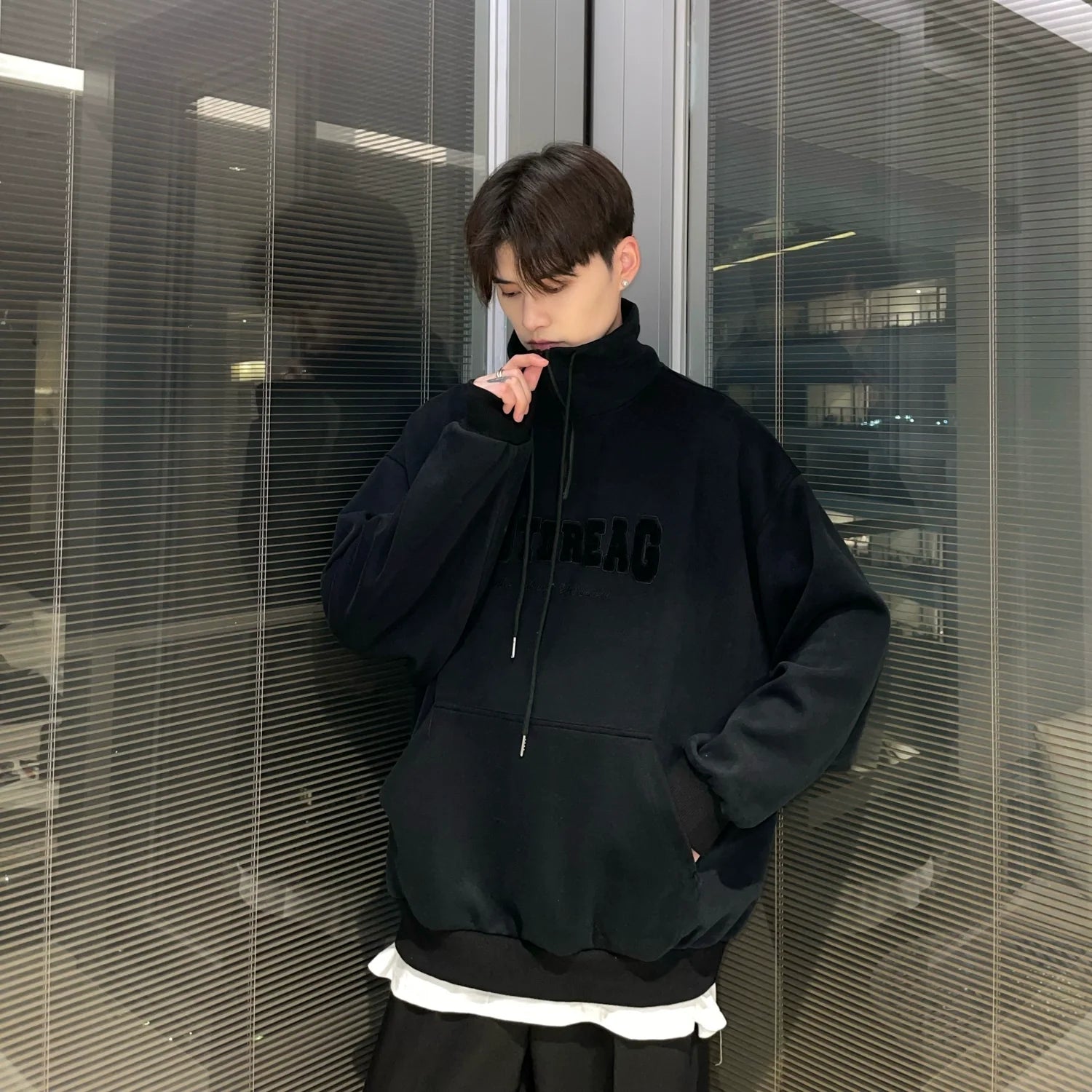 자수 로고 쿼터 집업 모크넥 스웨트셔츠