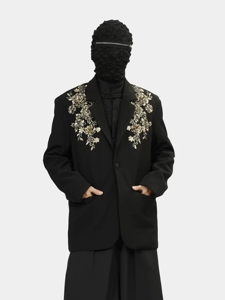 라펠 부분에 골드 꽃무늬 자수가 놓인 블랙 블레이저