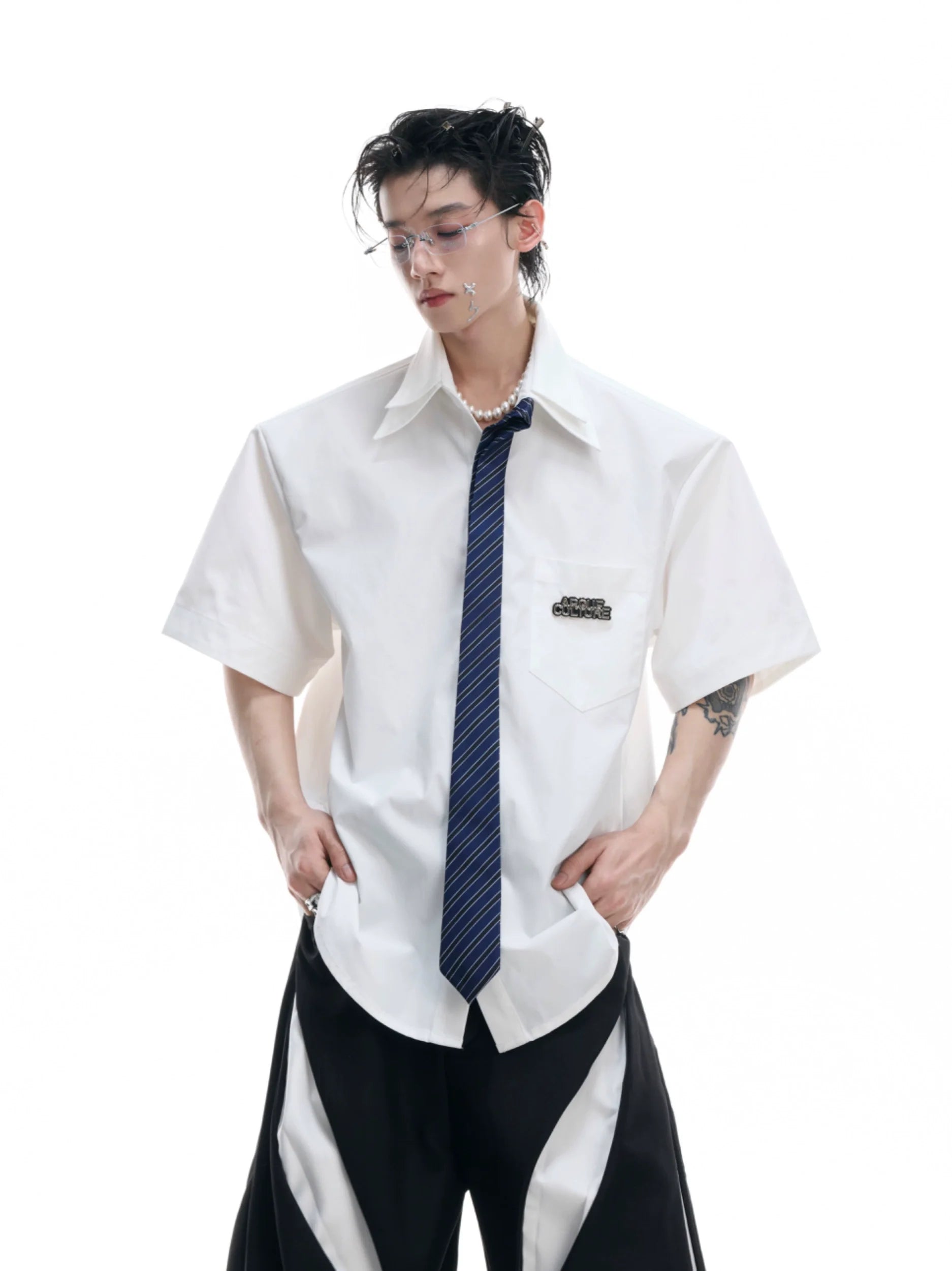 화이트 반소매 셔츠와 넥타이