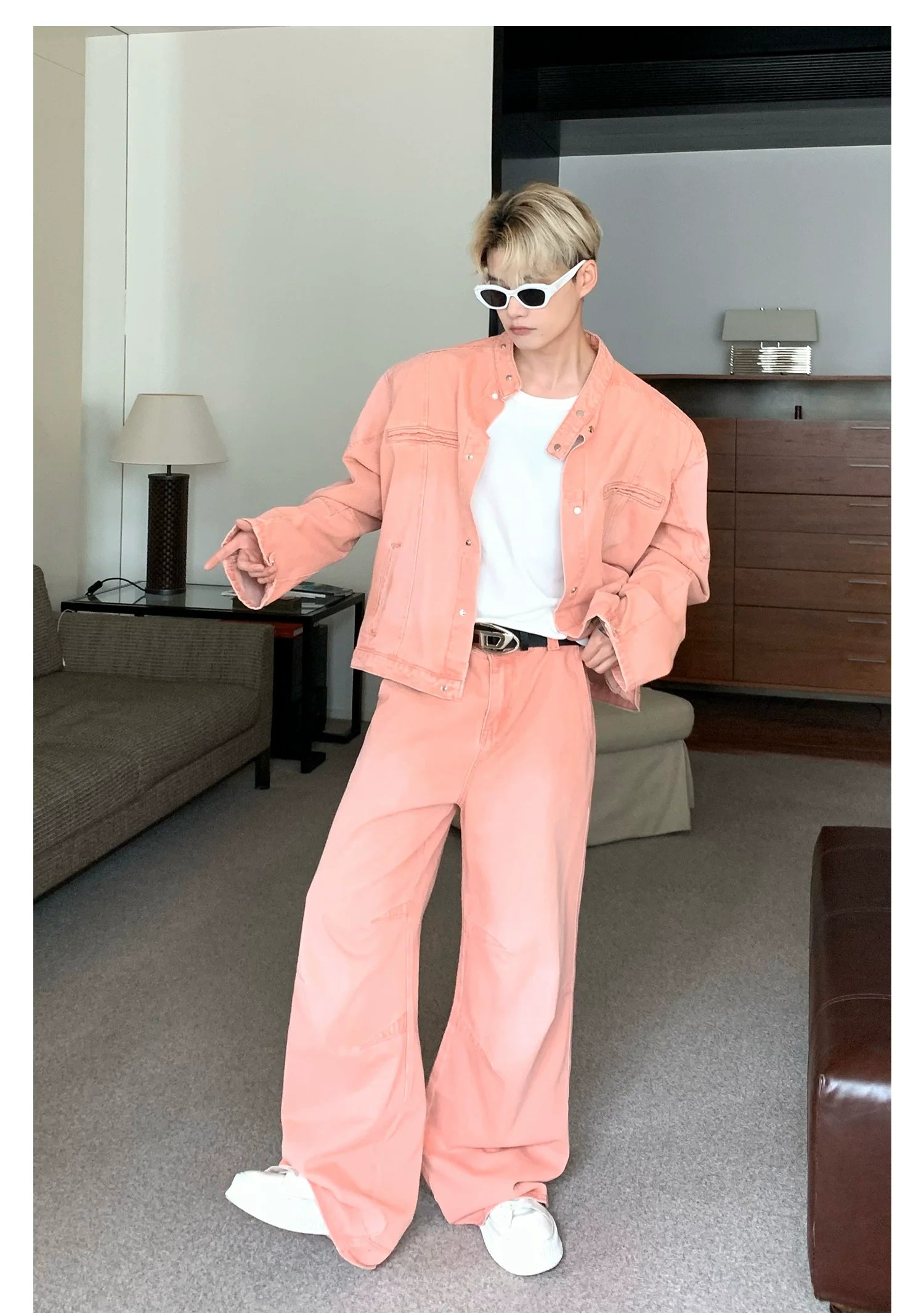 독특한 솔기 디테일의 와이드 레그 페이디드 디스트로이드 진