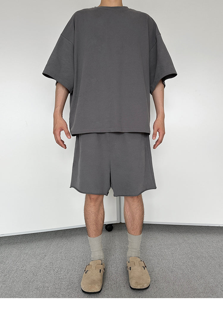 オーバーサイズリラックスTシャツとショートパンツのセットアップ
