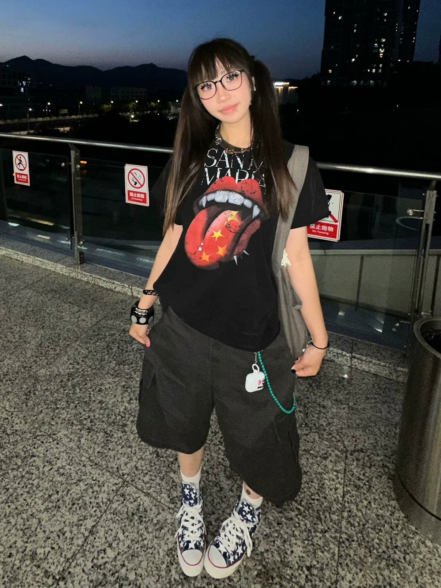 뱀파이어 혀 그래픽 티셔츠