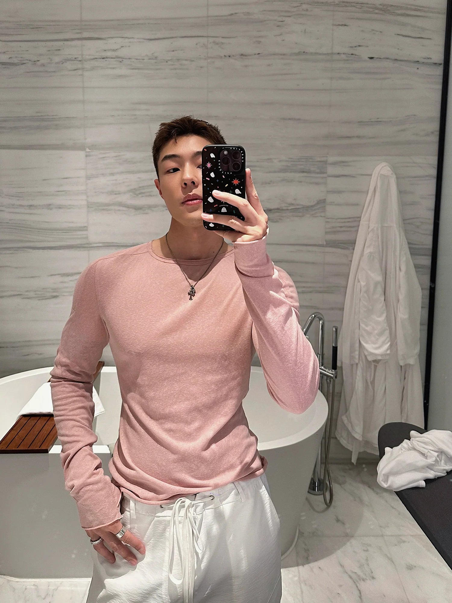 핑크색 긴팔 면 크루넥 셔츠