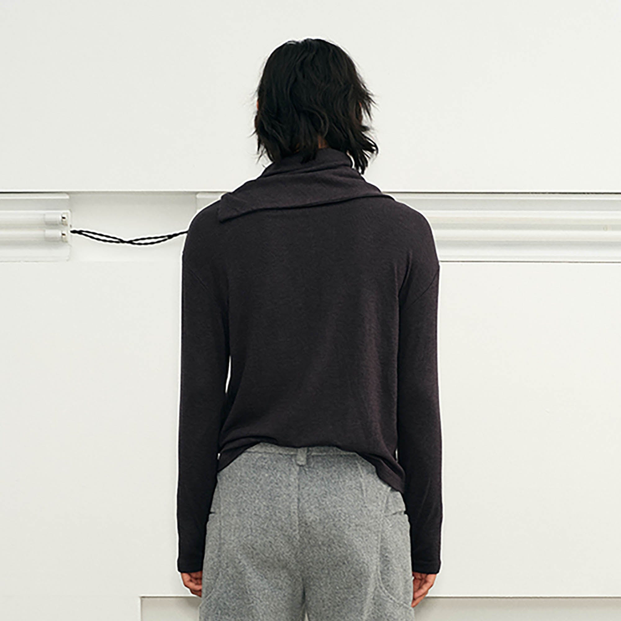 언밸런스 터틀넥 스웨트셔츠