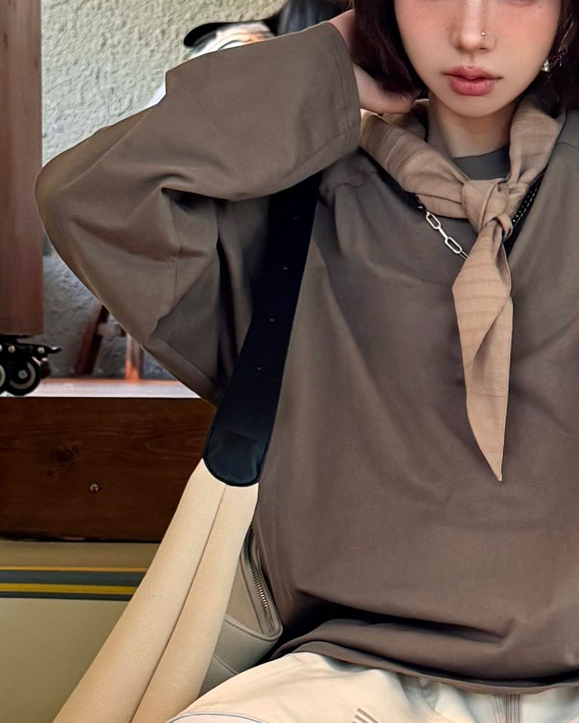 카멜 보우넥 스웨트셔츠