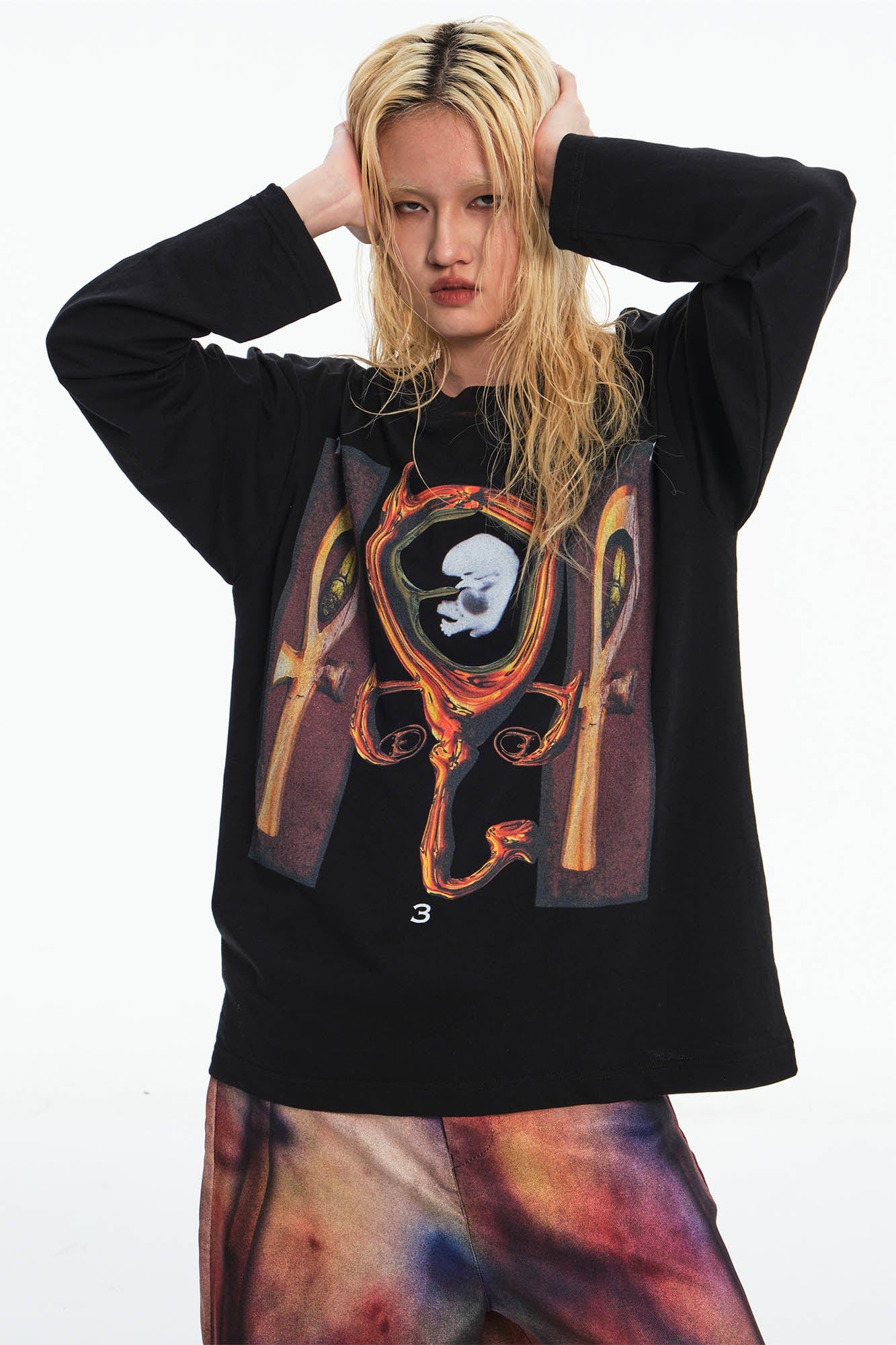 シュールレアリスムの胚グラフィック入り黒長袖Tシャツ