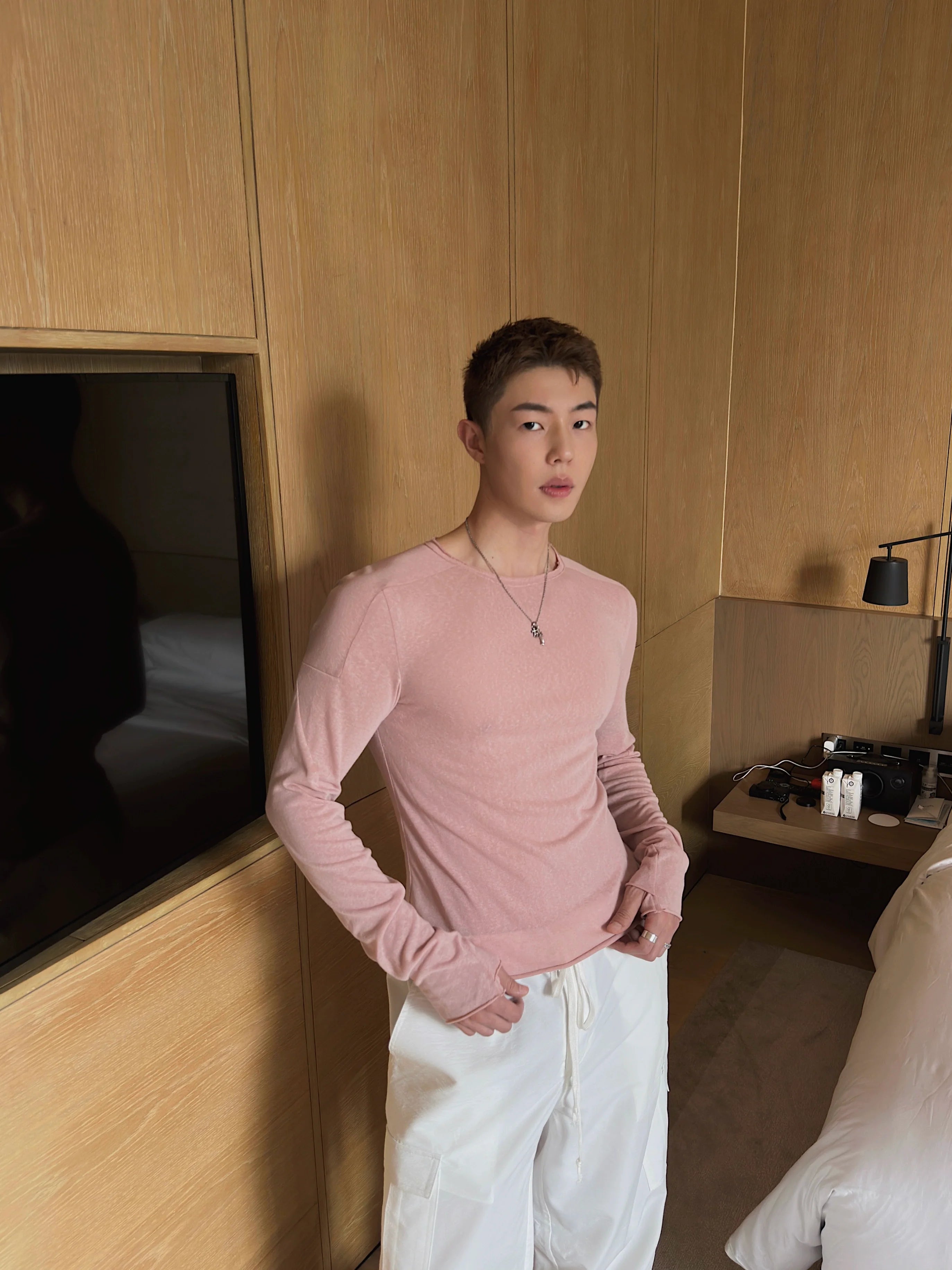핑크색 긴팔 면 크루넥 셔츠
