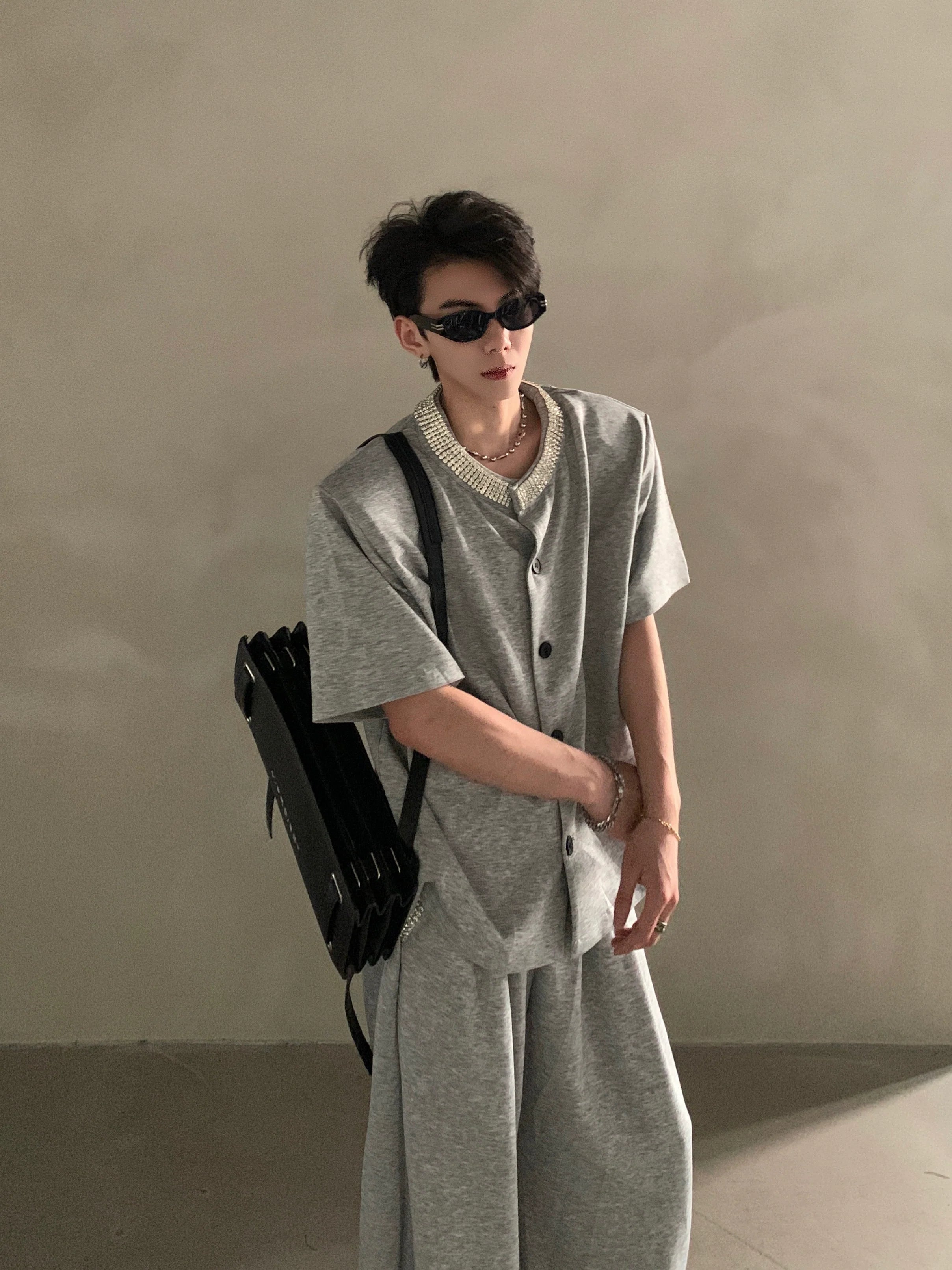 장식적인 보석 칼라가 달린 검은색 반소매 버튼업 셔츠