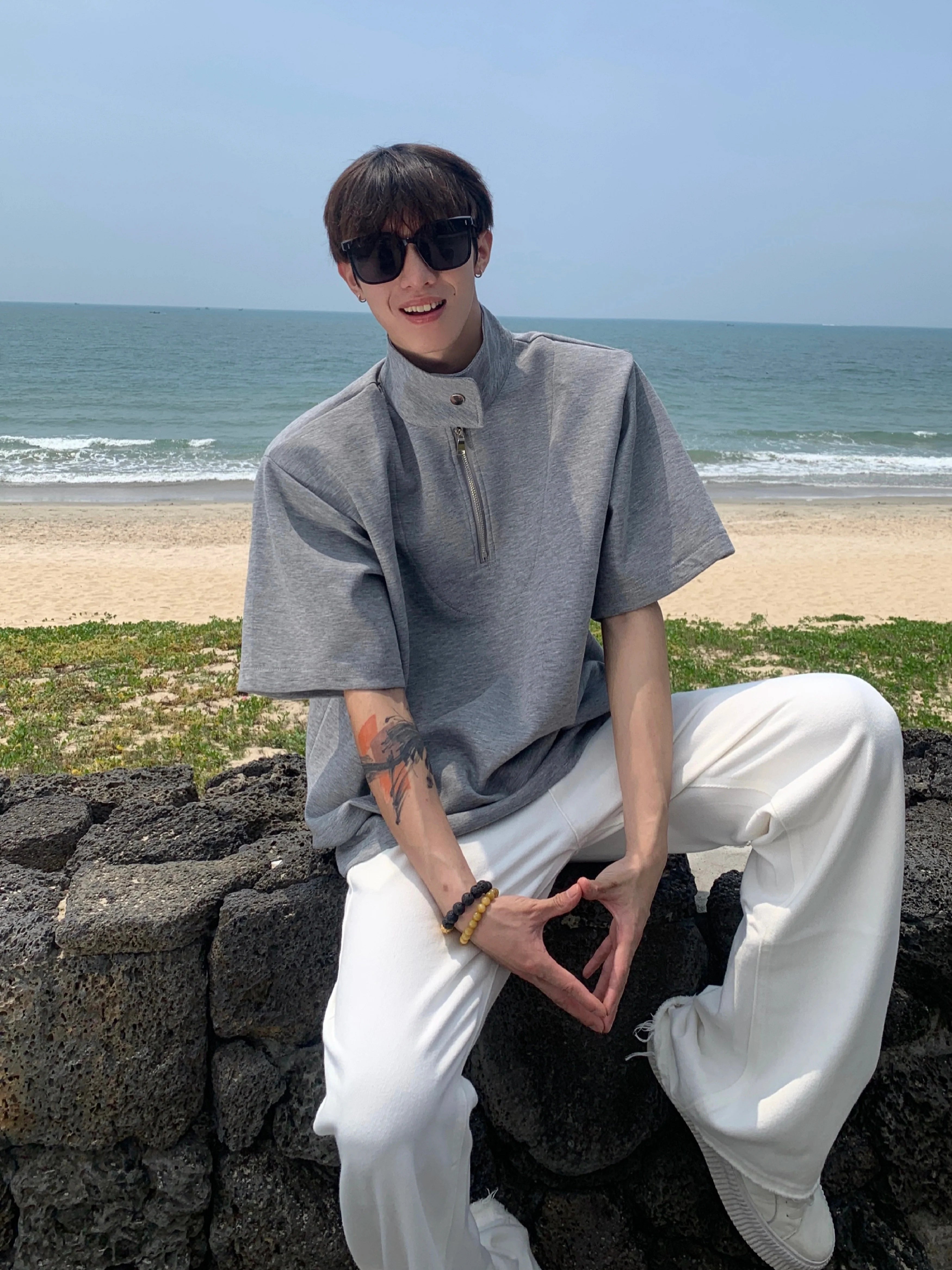 회색 하프 집업 스탠드 카라 셔츠