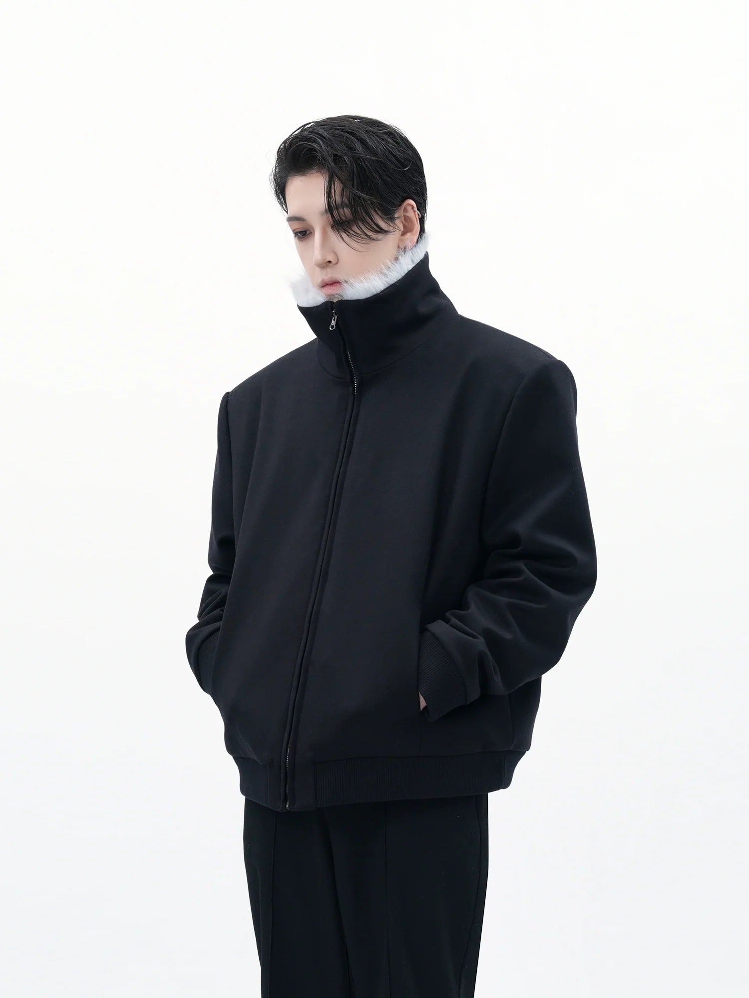 라이트 그레이 인조 모피 칼라 블랙 봄버 재킷