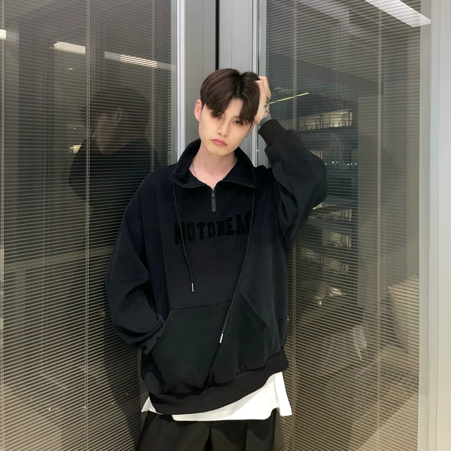 자수 로고 쿼터 집업 모크넥 스웨트셔츠