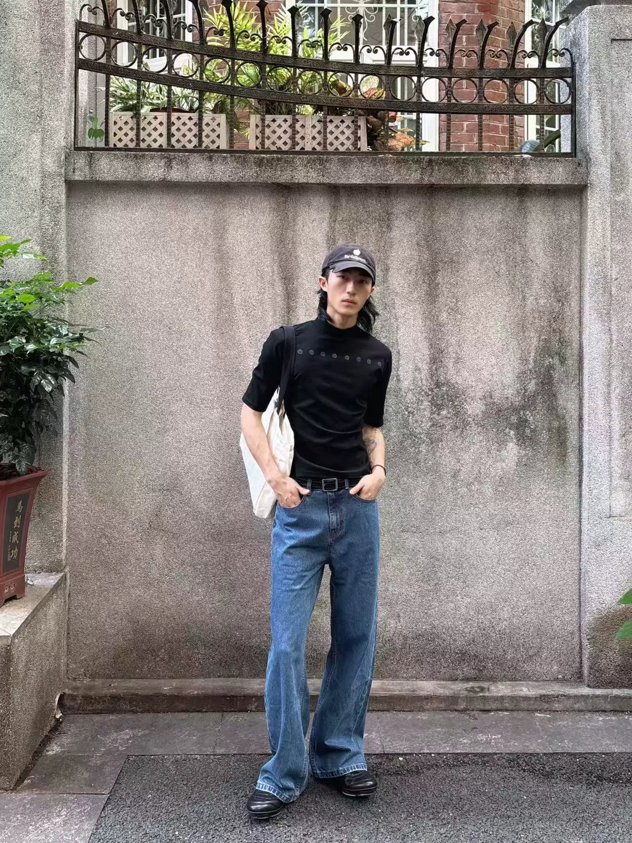 크림슨 문장 스파이어 목폴라 티셔츠