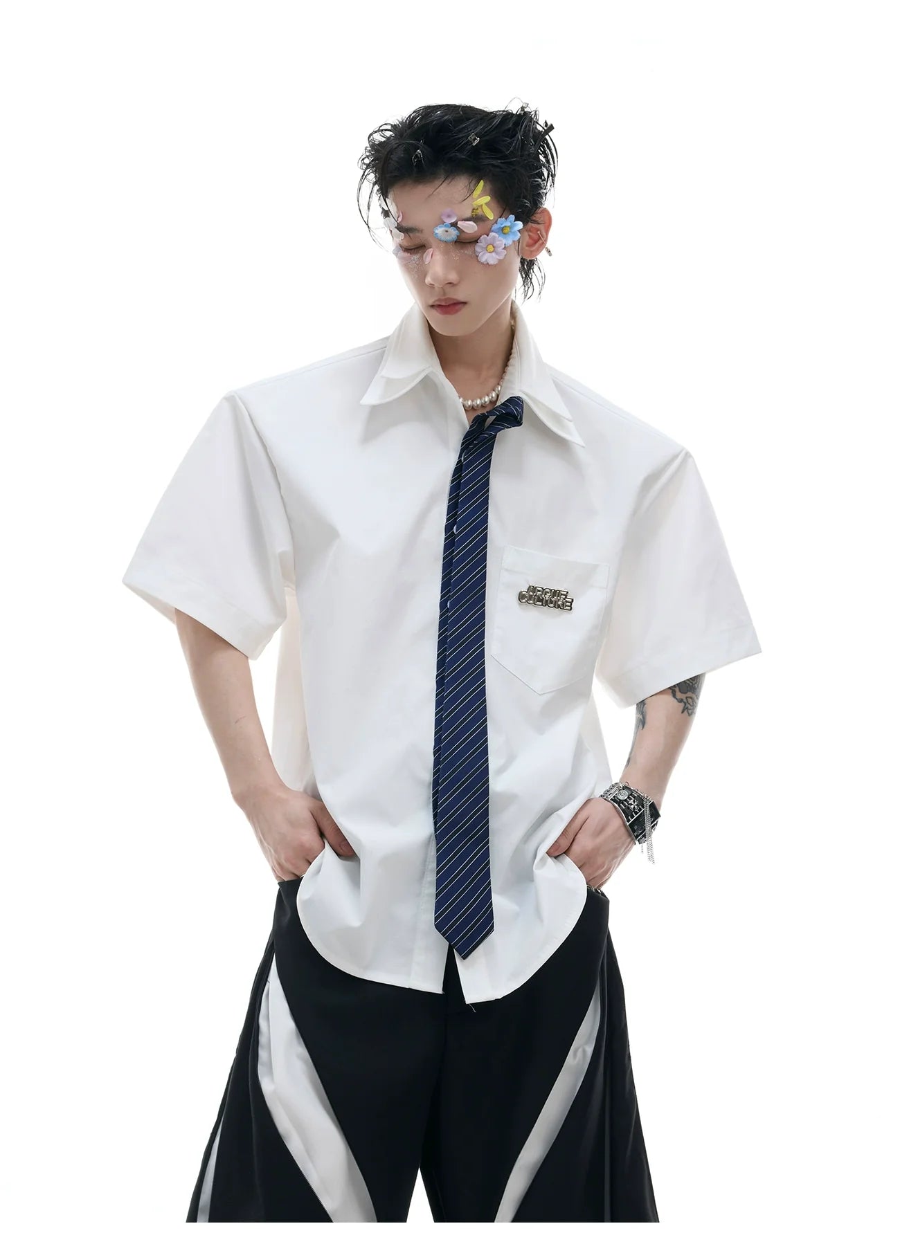화이트 반소매 셔츠와 넥타이
