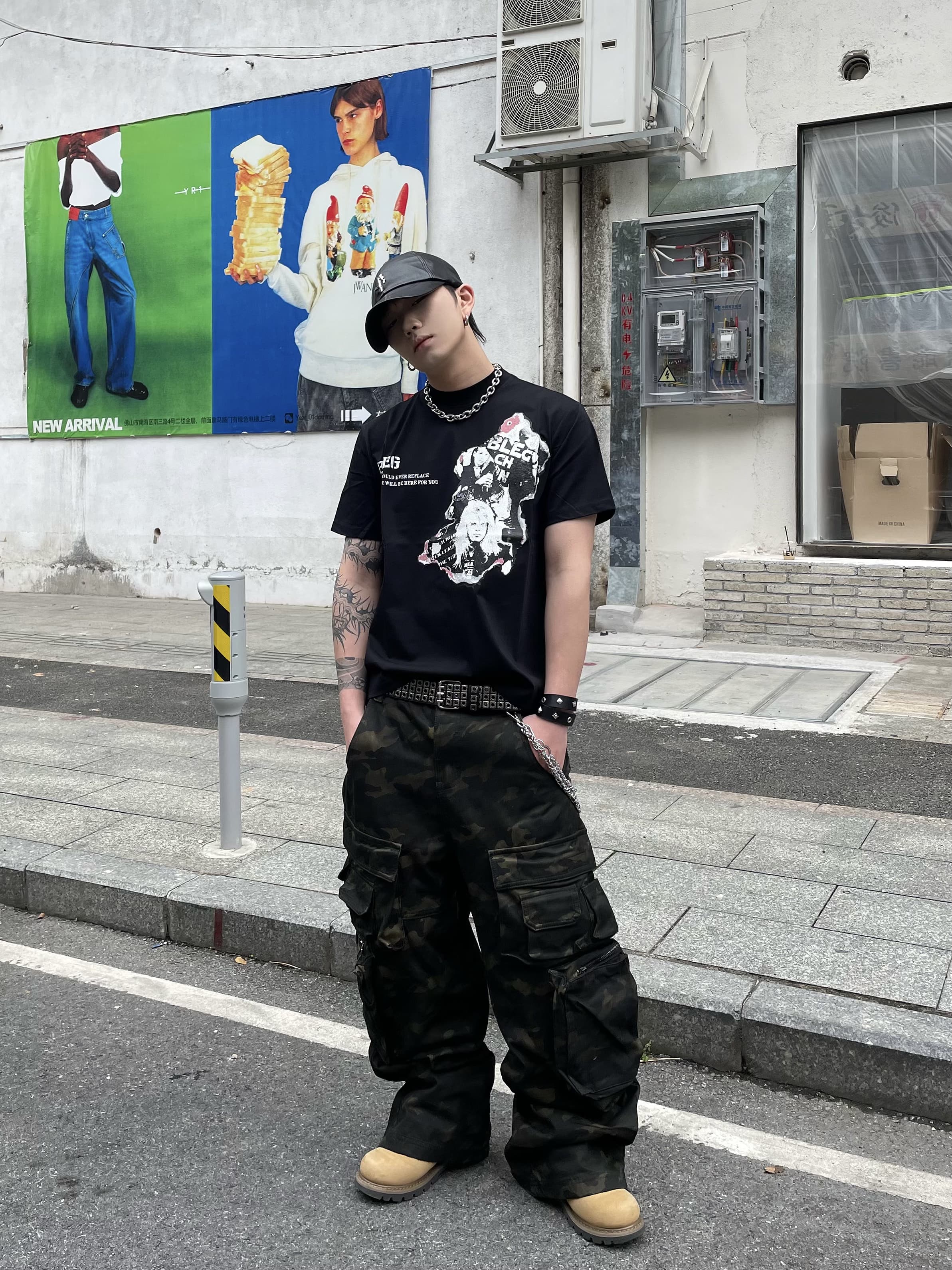 어번 카오스 그래픽 밴드 티셔츠