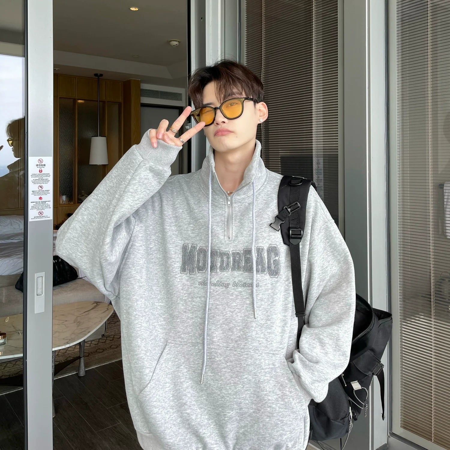 자수 로고 쿼터 집업 모크넥 스웨트셔츠