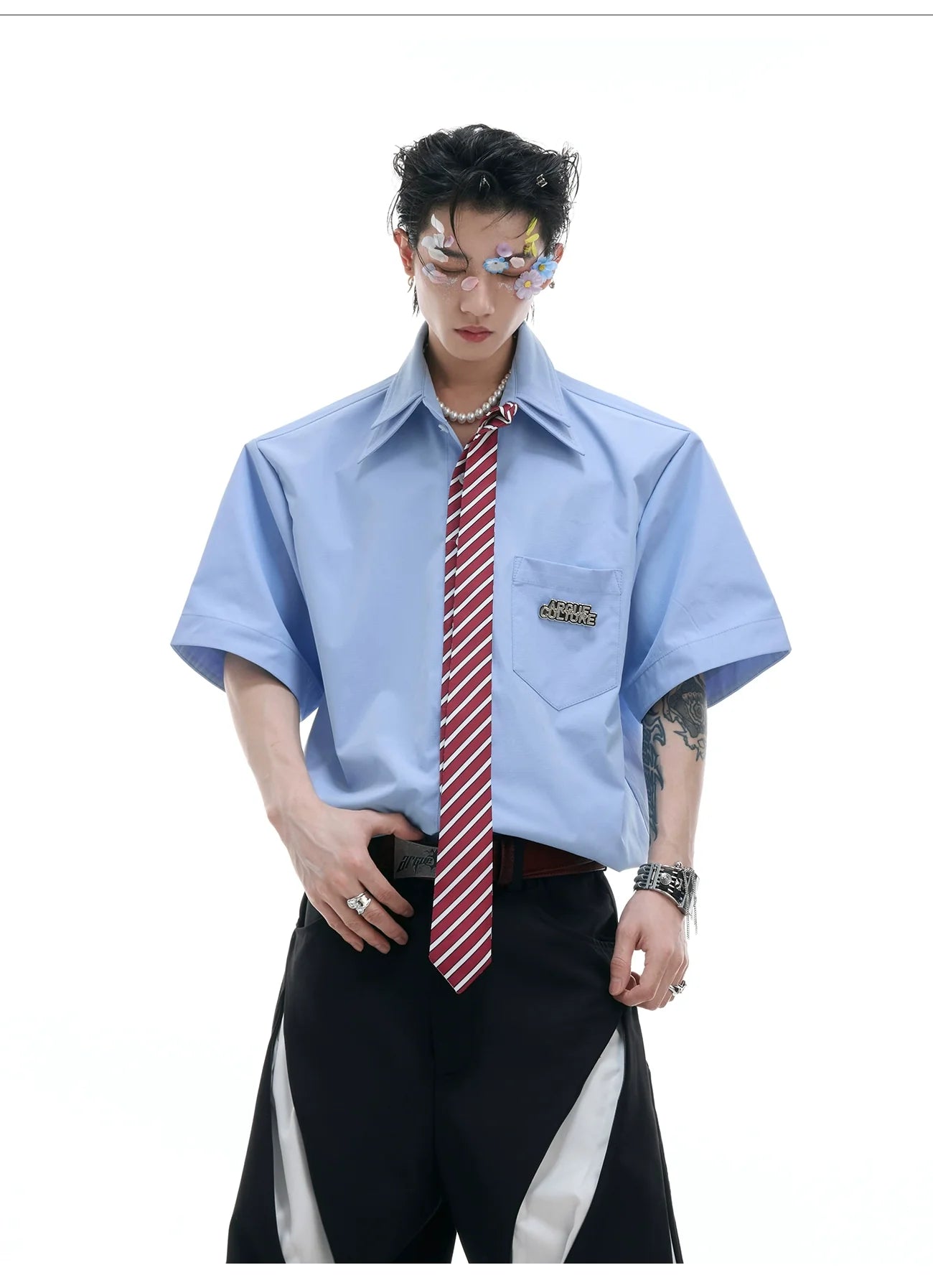 화이트 반소매 셔츠와 넥타이