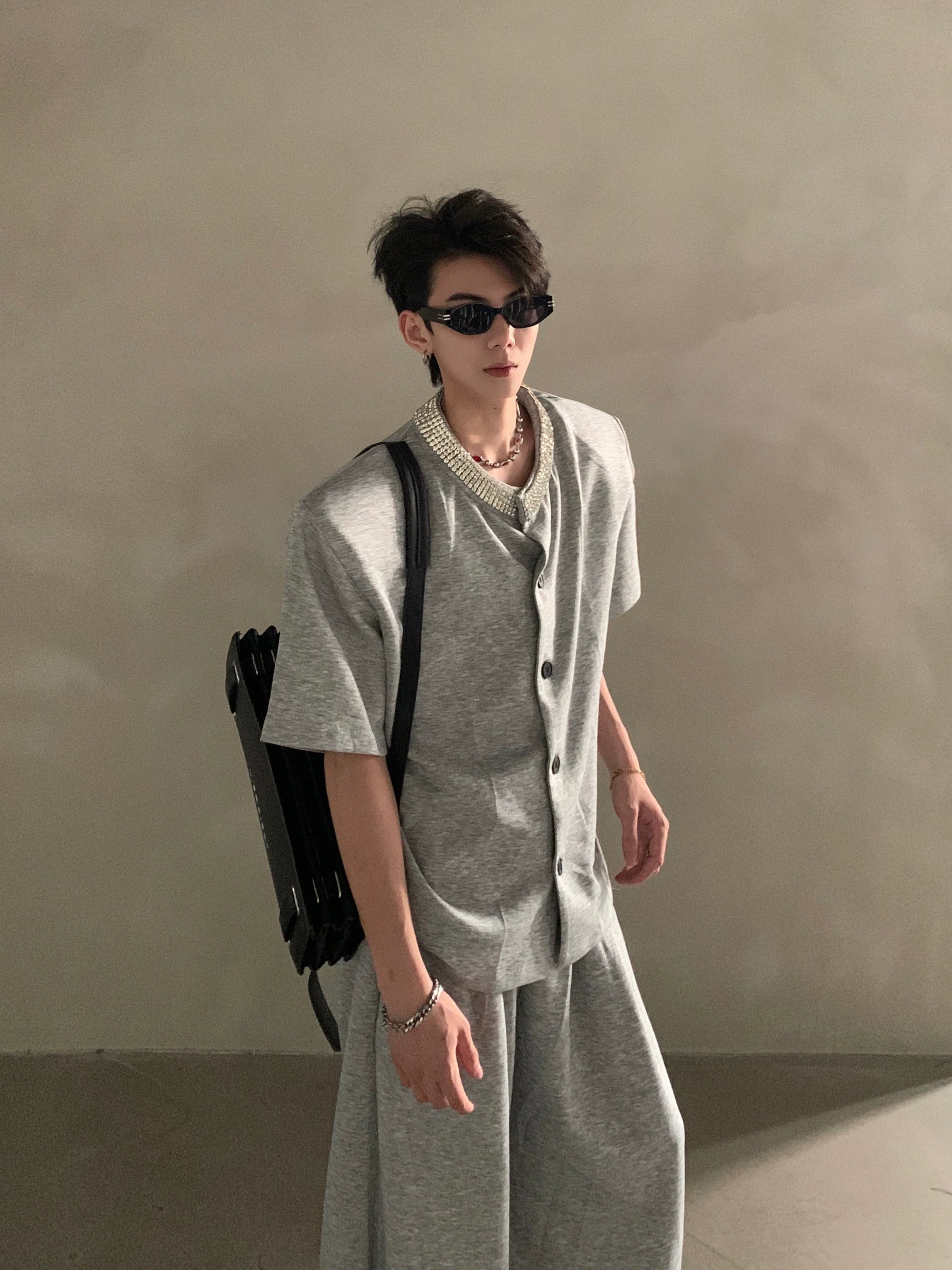 장식적인 보석 칼라가 달린 검은색 반소매 버튼업 셔츠
