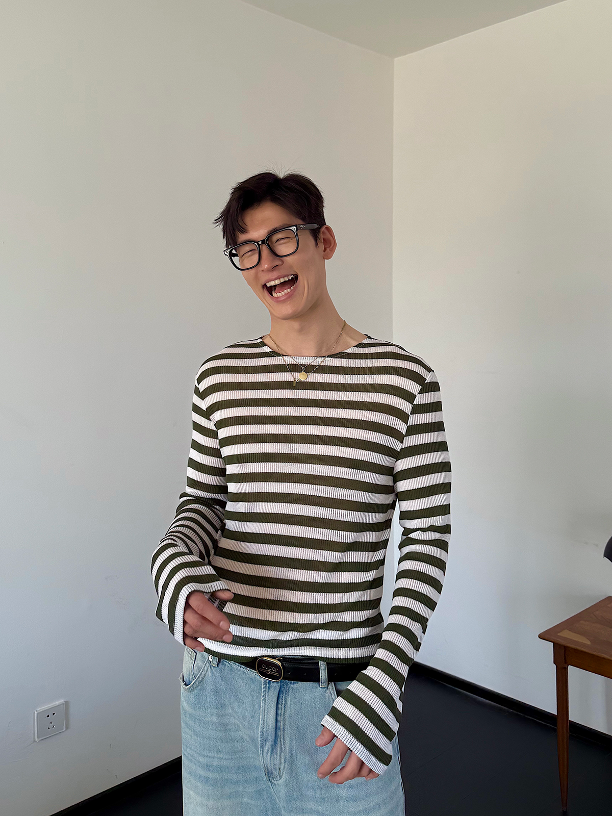 올리브색 화이트 스트라이프 긴팔
