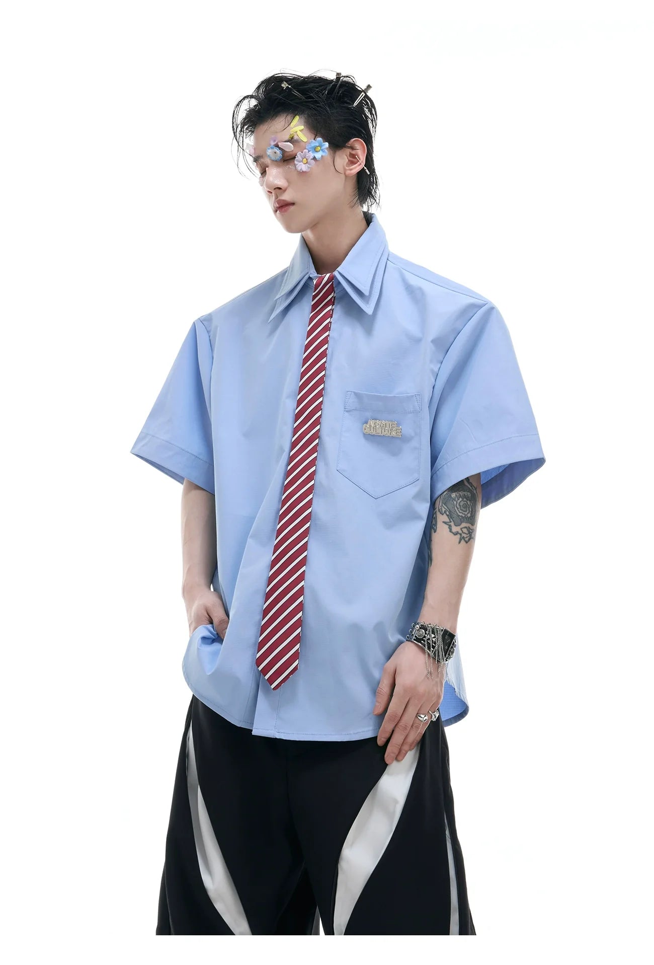 화이트 반소매 셔츠와 넥타이