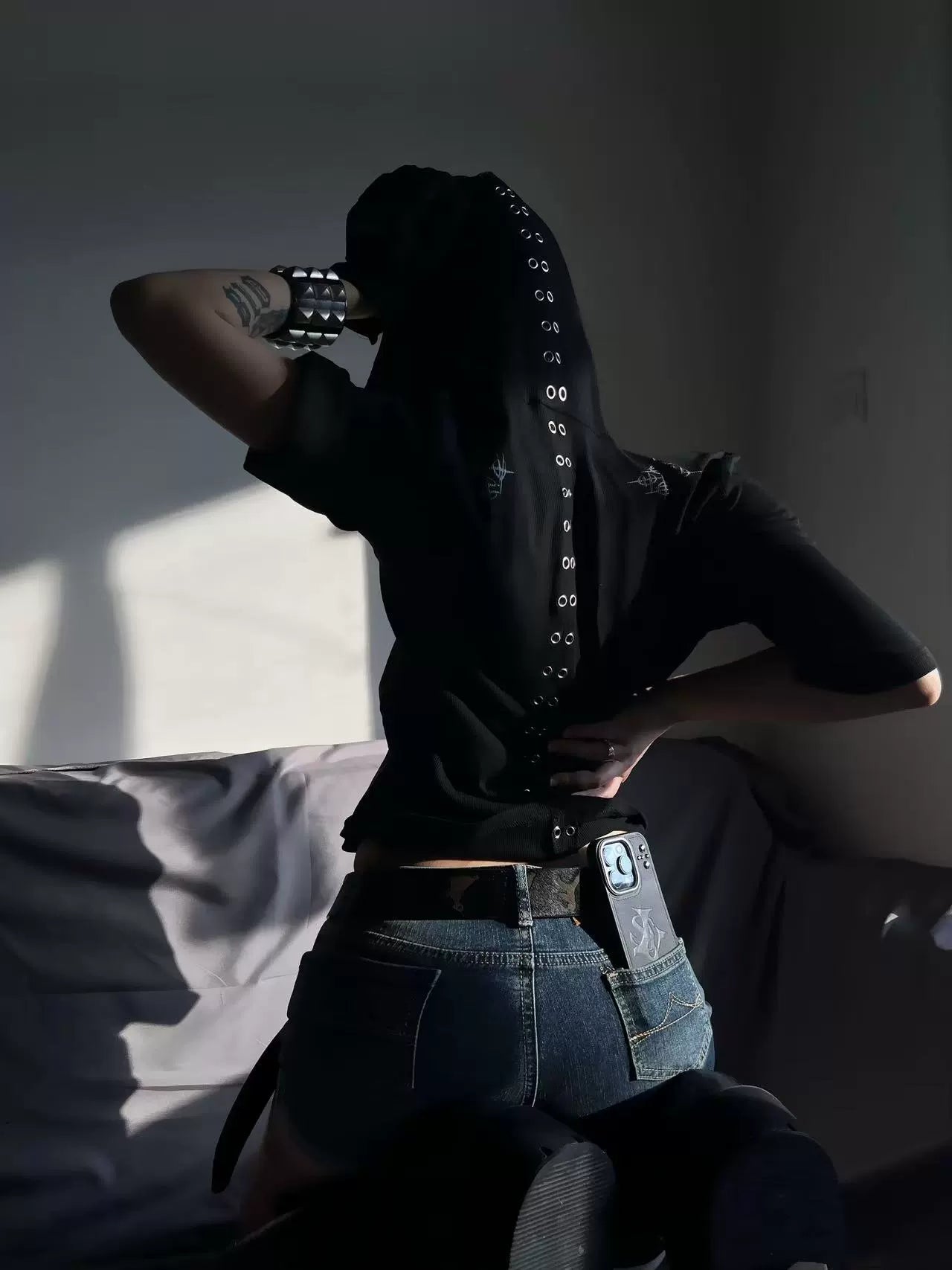 미드나잇 리벳 섀도우 후디 티셔츠